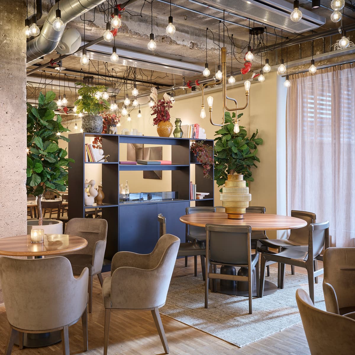 Ett rum fyllt med många stolar och bord.