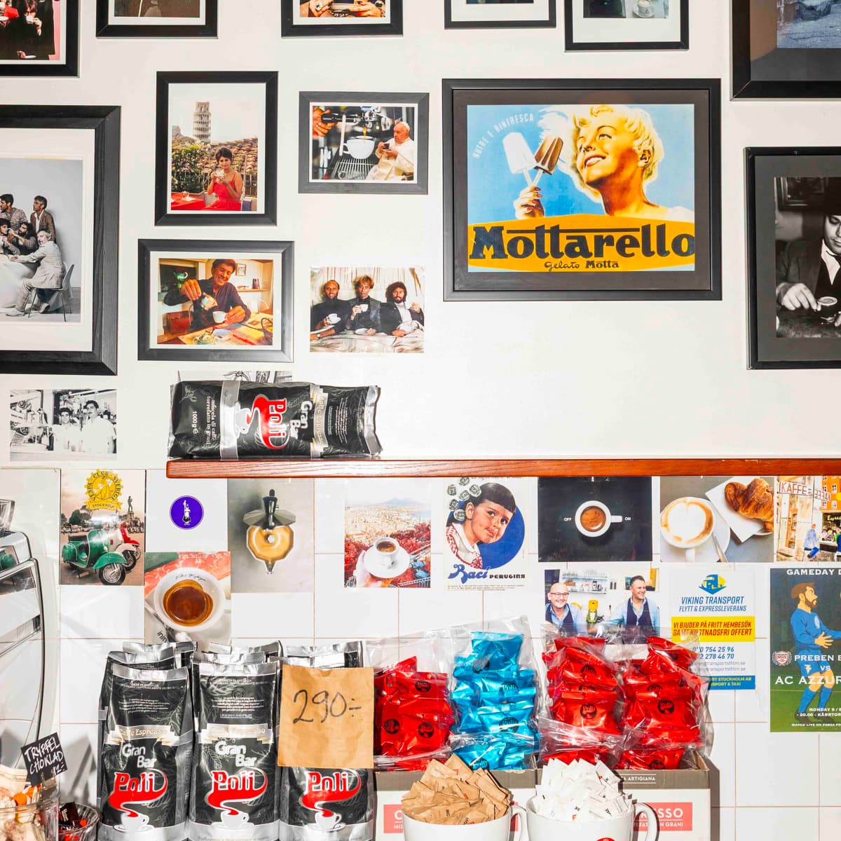 En vägg med många tavlor och bilder på.