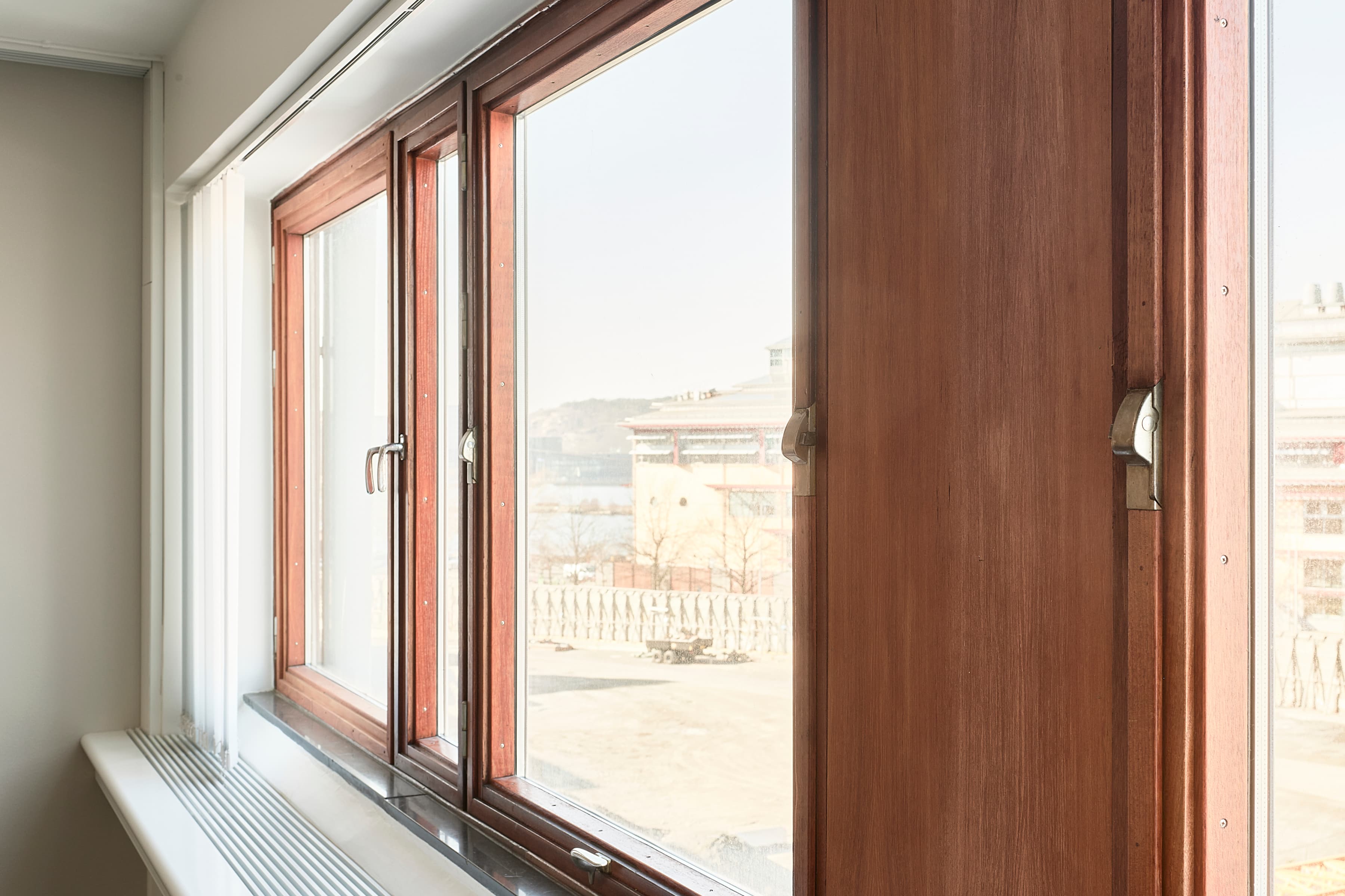 Ett rum med ett stort fönster och en lång bänk.