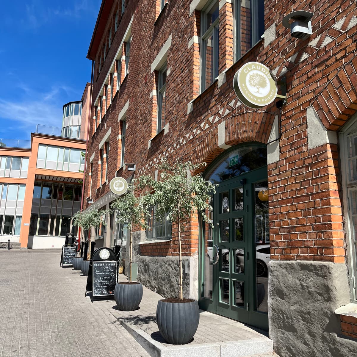 En tegelbyggnad med en skylt på framsidan.