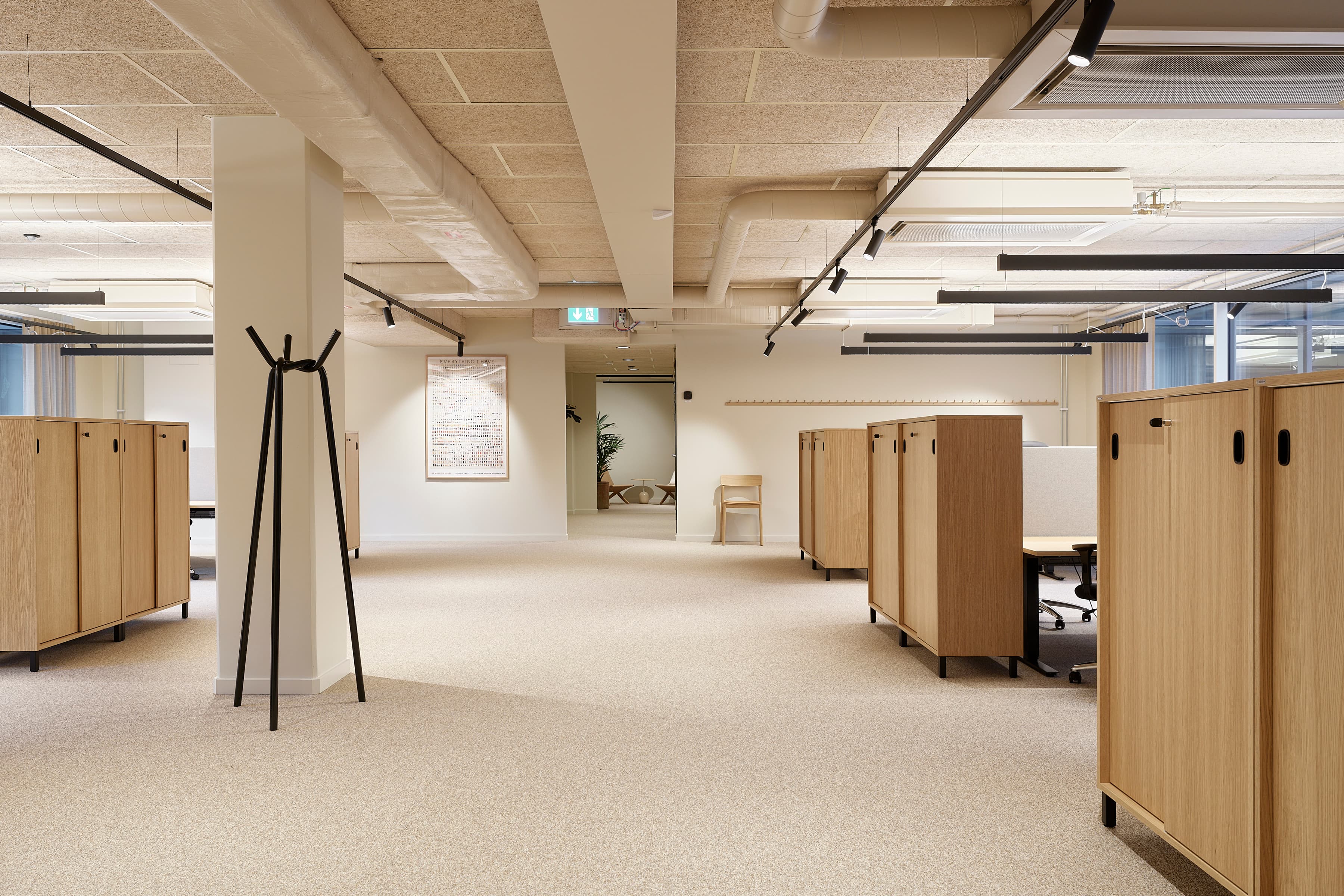 Ett rum med en massa träskåp i.