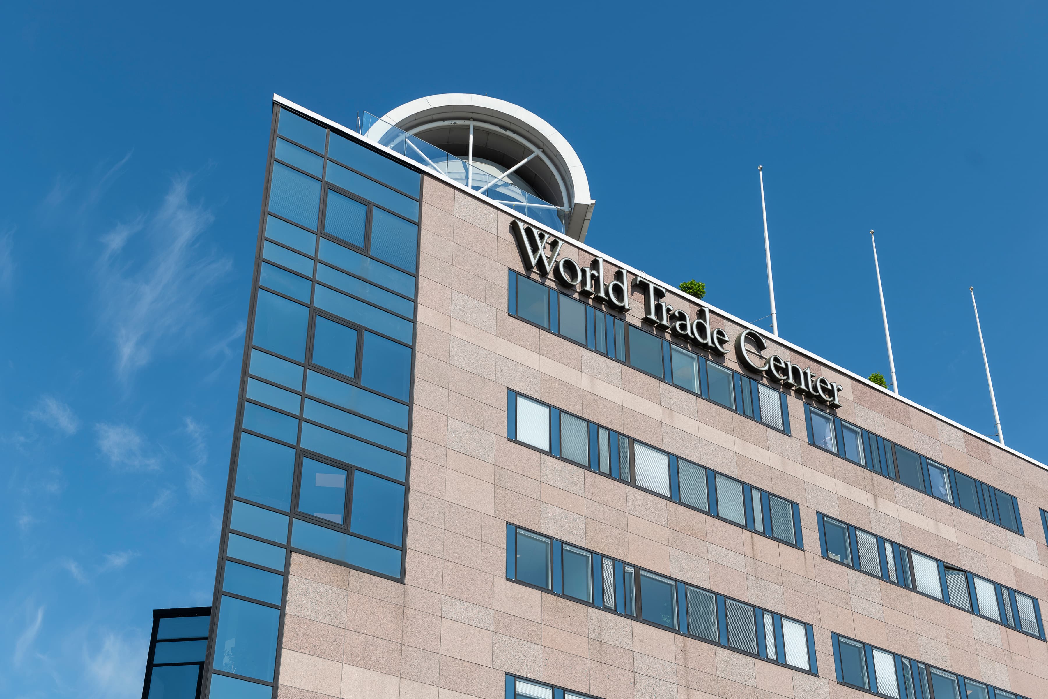 En hög byggnad med en skylt på toppen av den.