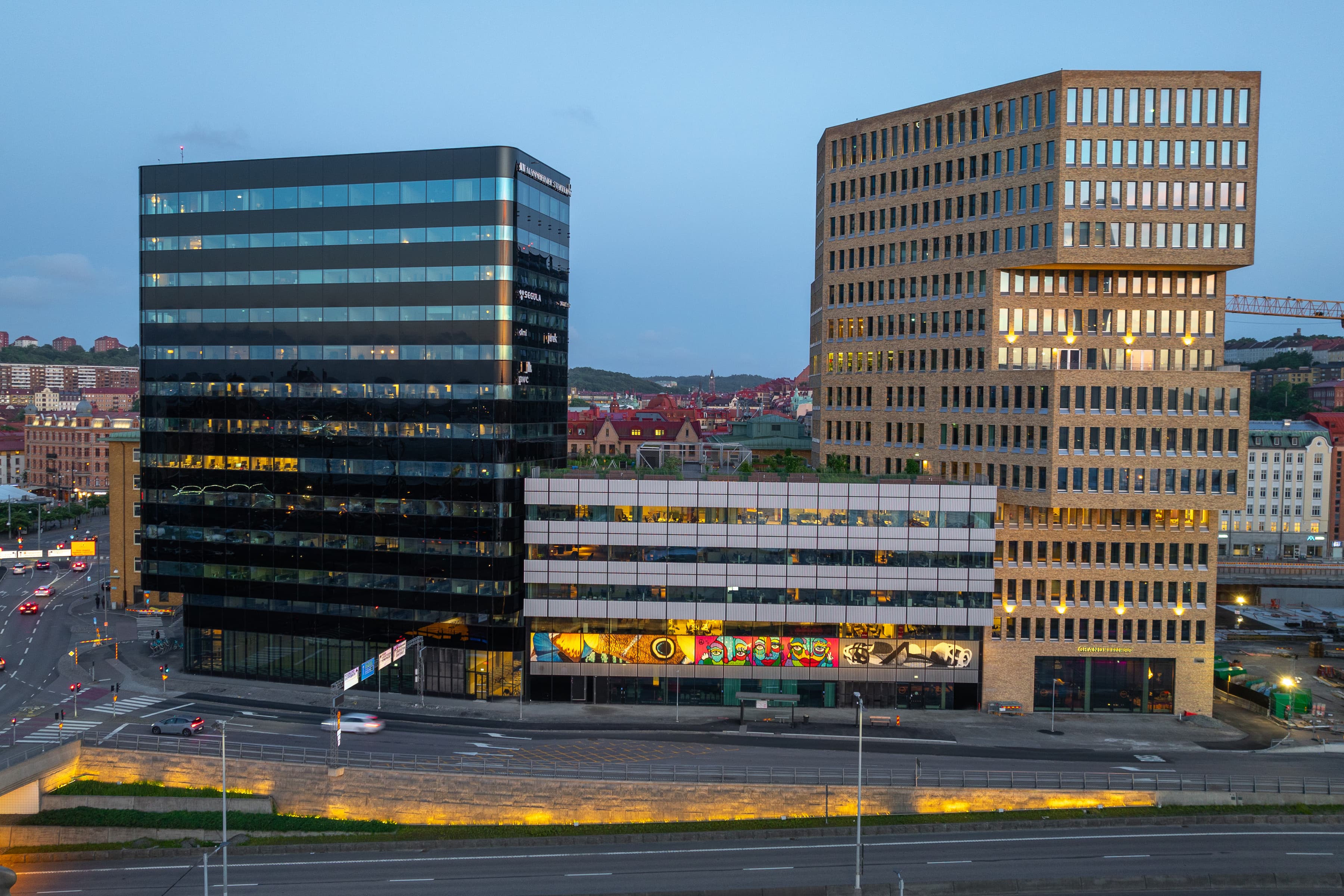 En grupp byggnader som ligger bredvid varandra.