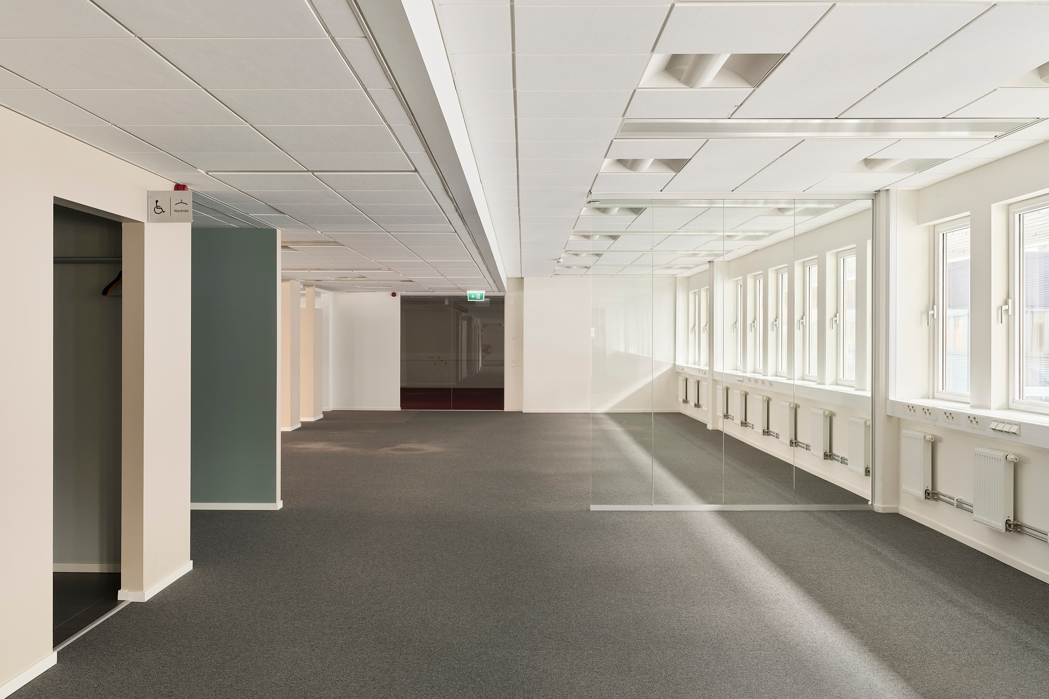 En tom, ljus kontorslokal.