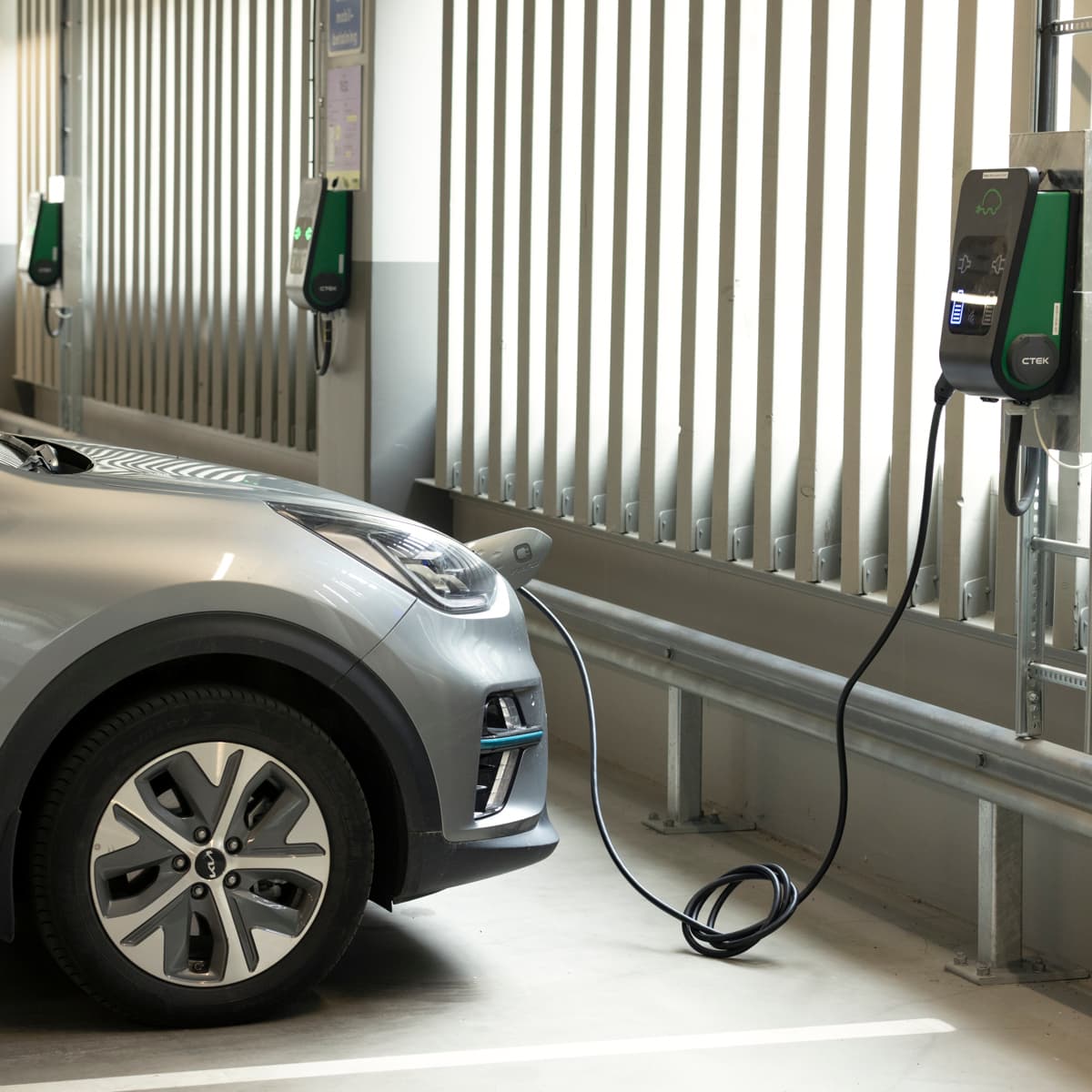 En bil som är ansluten till en laddningsstation.