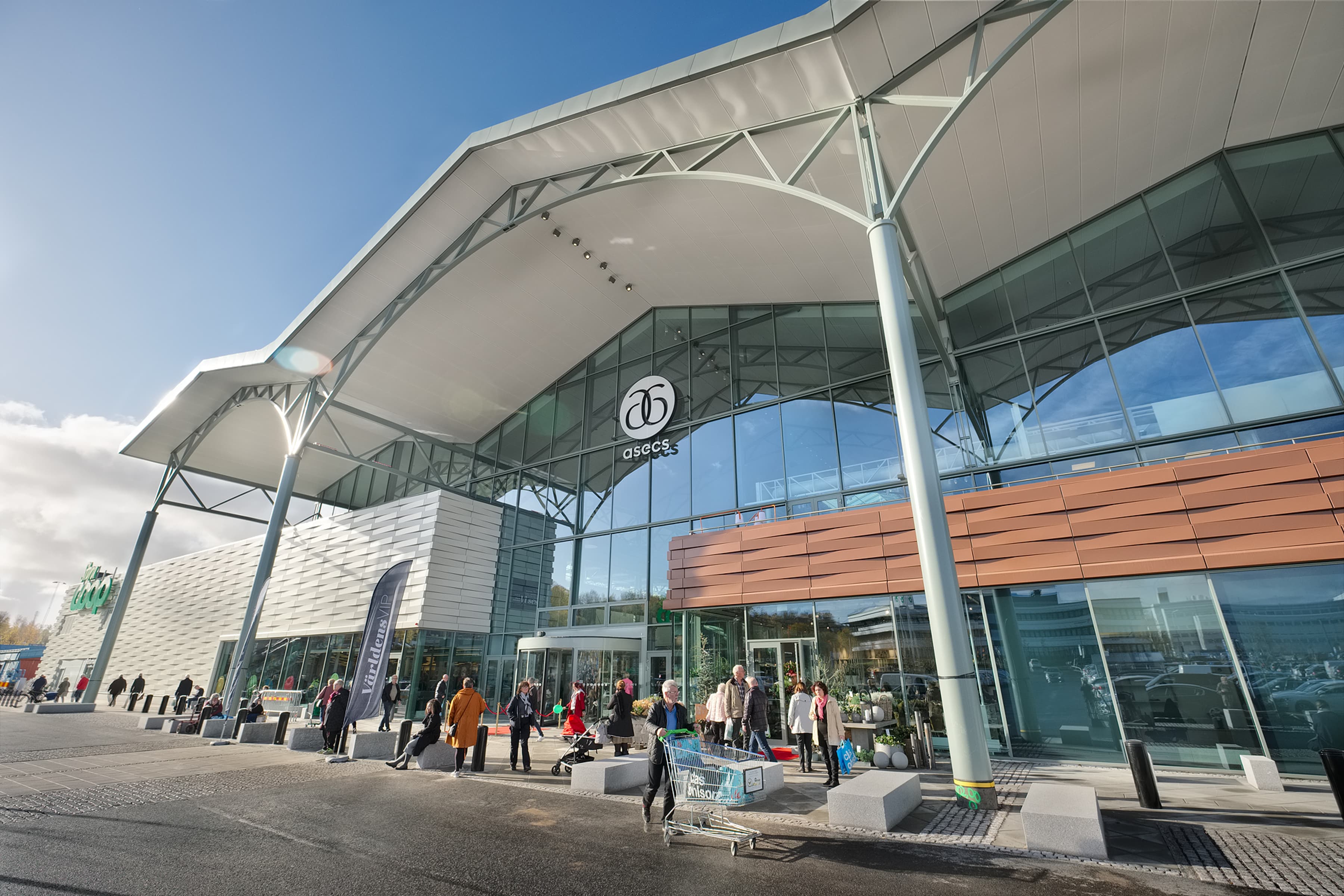 En grupp människor som står utanför en byggnad.