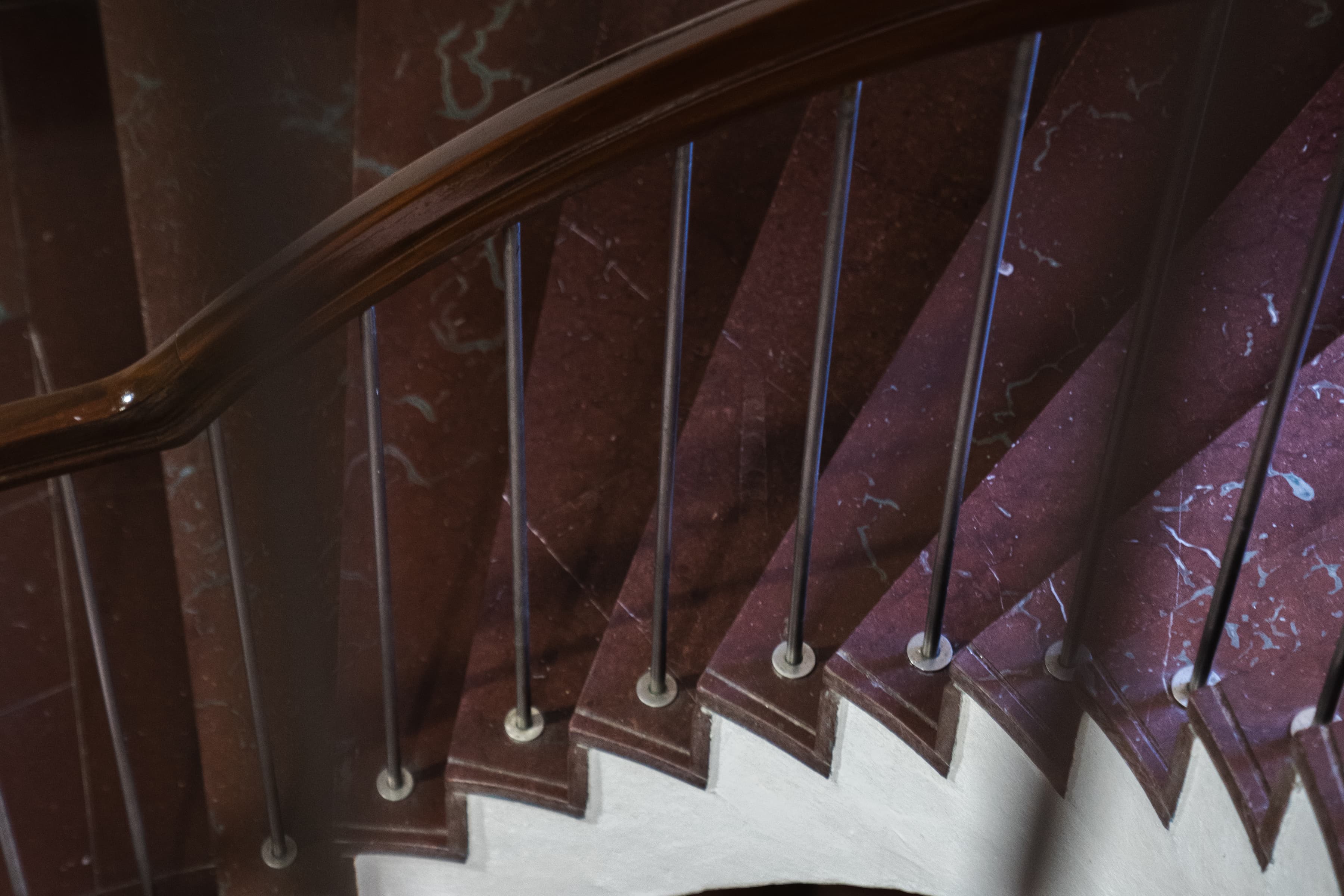 En närbild av ett räcke i en spiraltrappa.