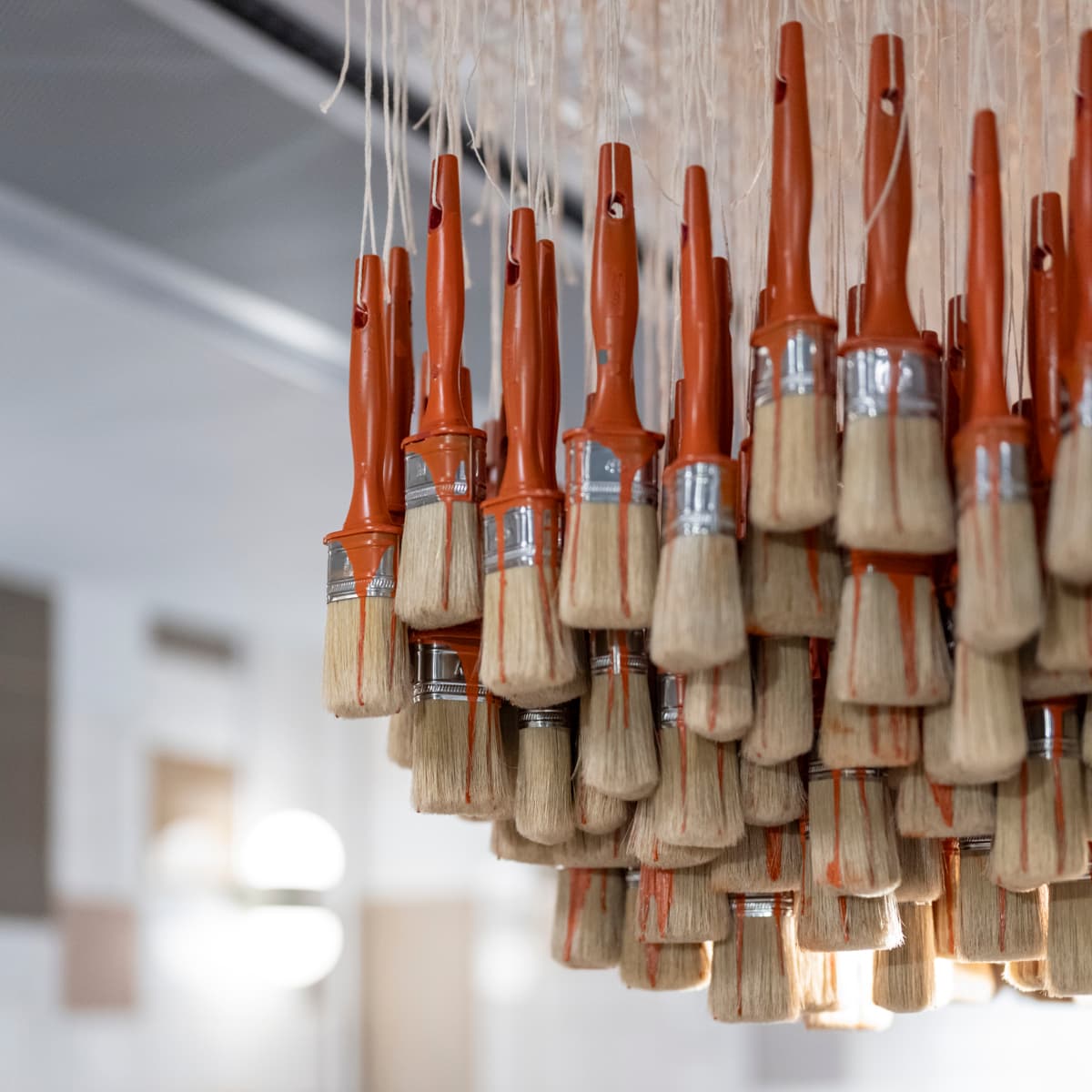 En ljuskrona som hänger från ett tak i ett kök.