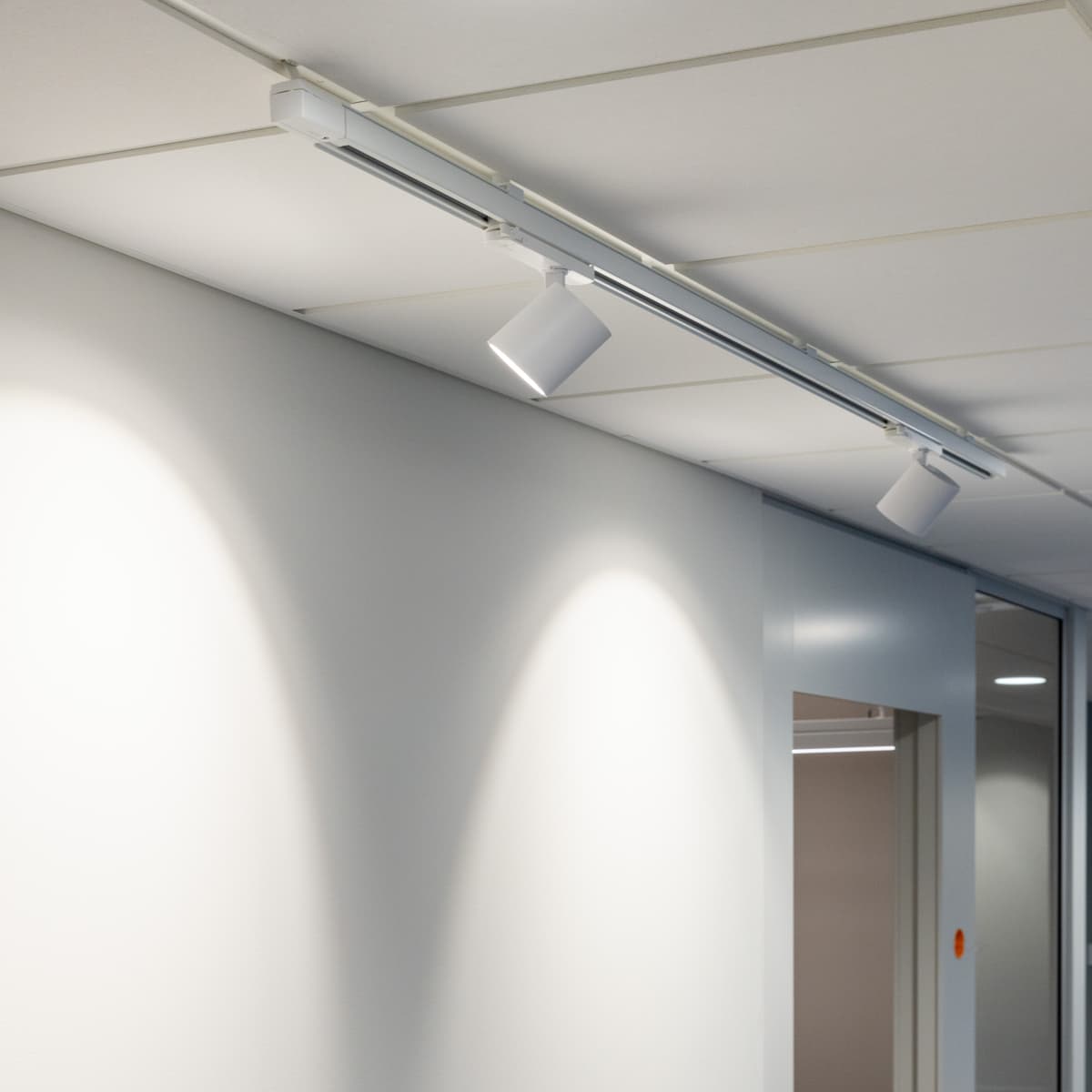 Ett vitt rum med tre lampor i taket.