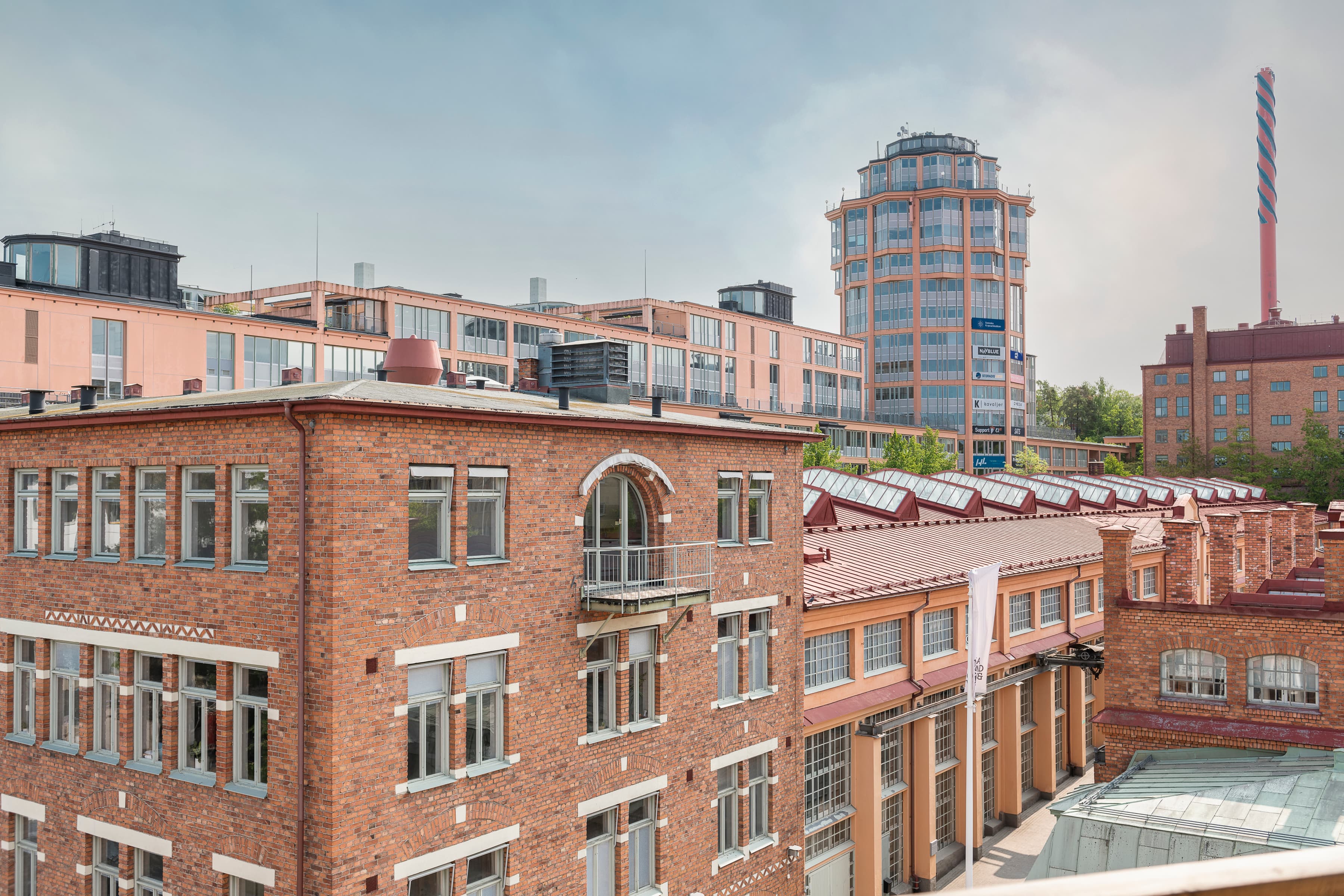 En utsikt över en tegelbyggnad i en stad.