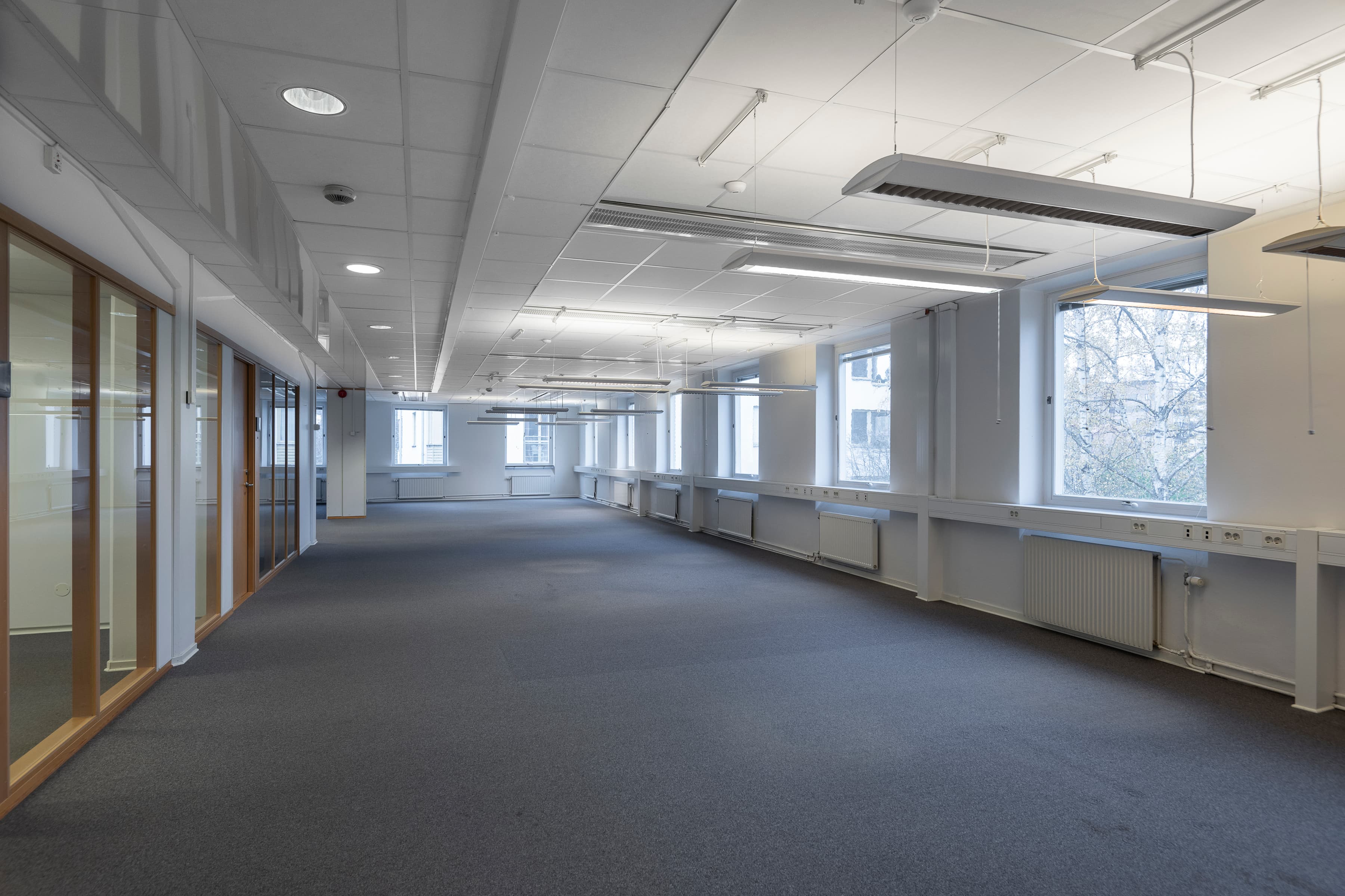 Ett tomt rum med många fönster.