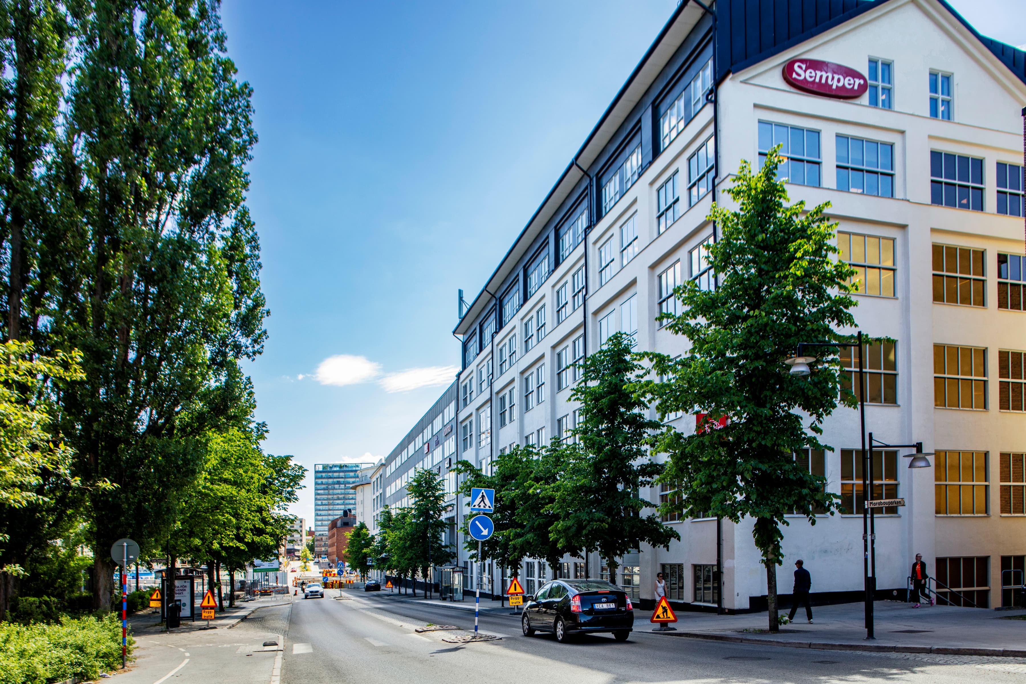 En stadsgata med bilar parkerade på sidan av den.