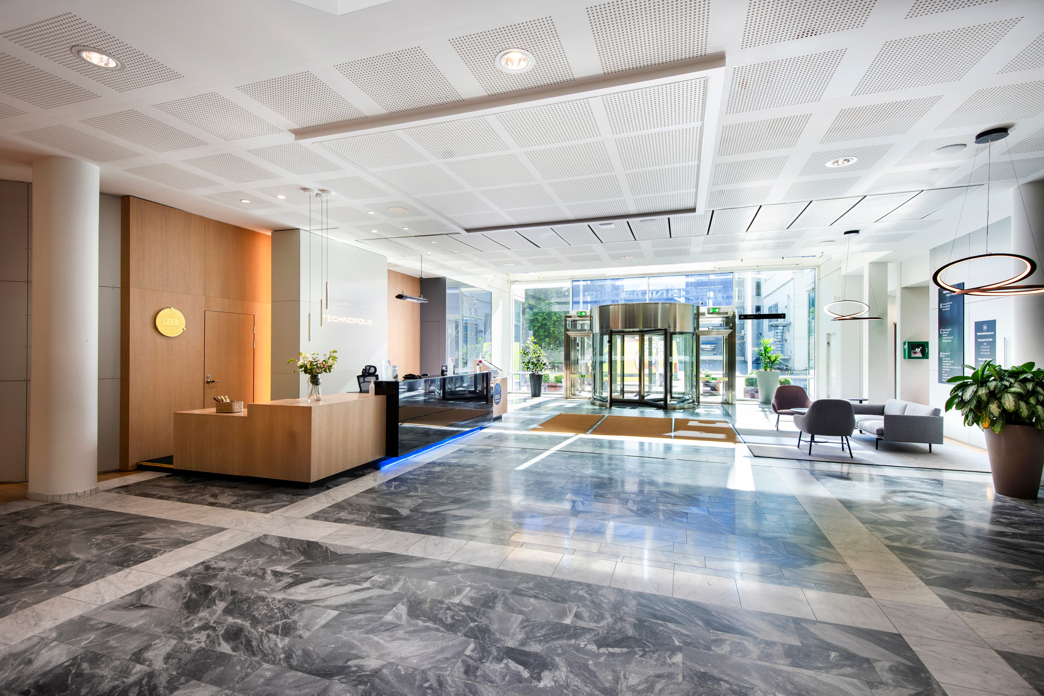 Lobbyn i en modern kontorsbyggnad med marmorgolv.