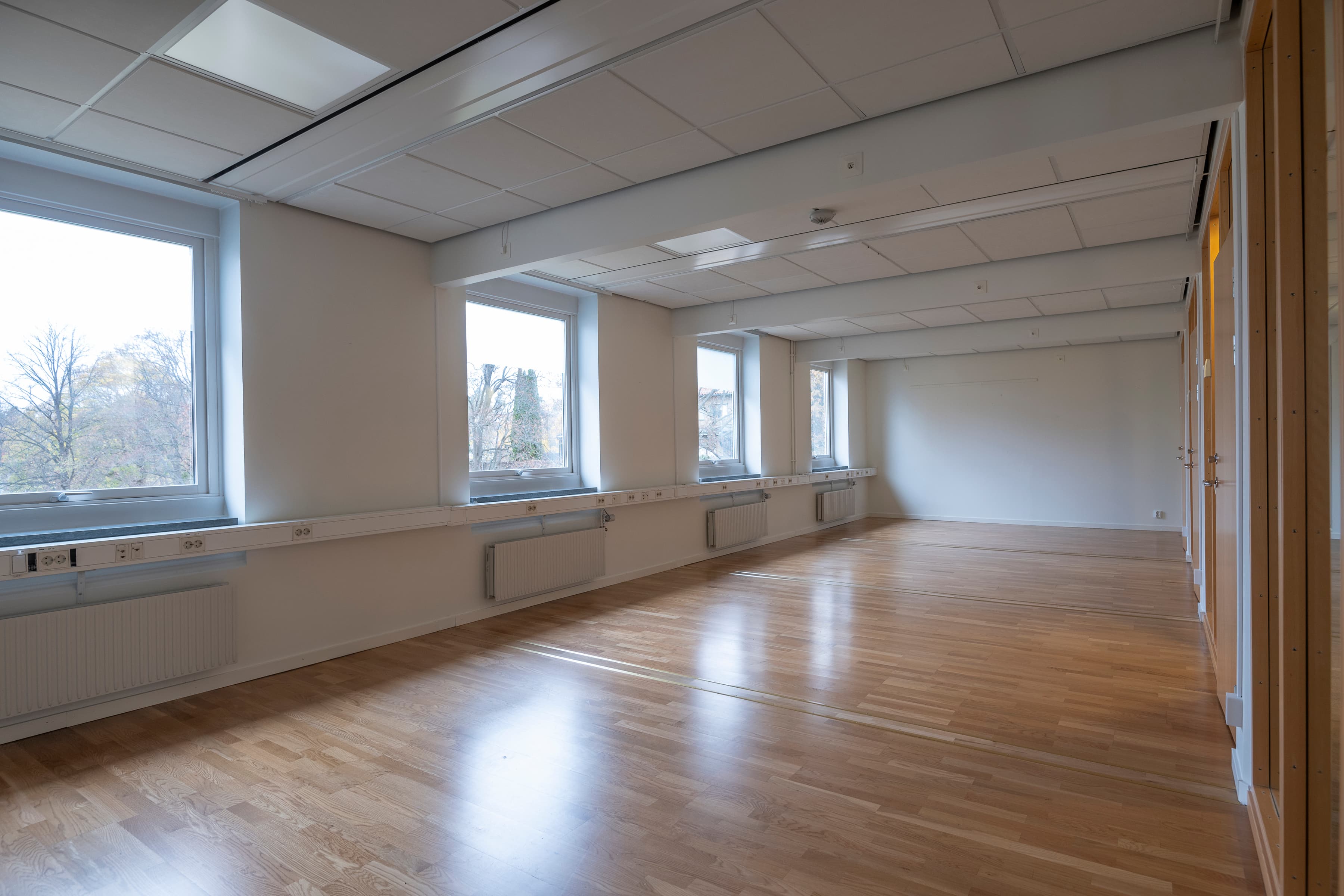 Ett tomt rum med många fönster.