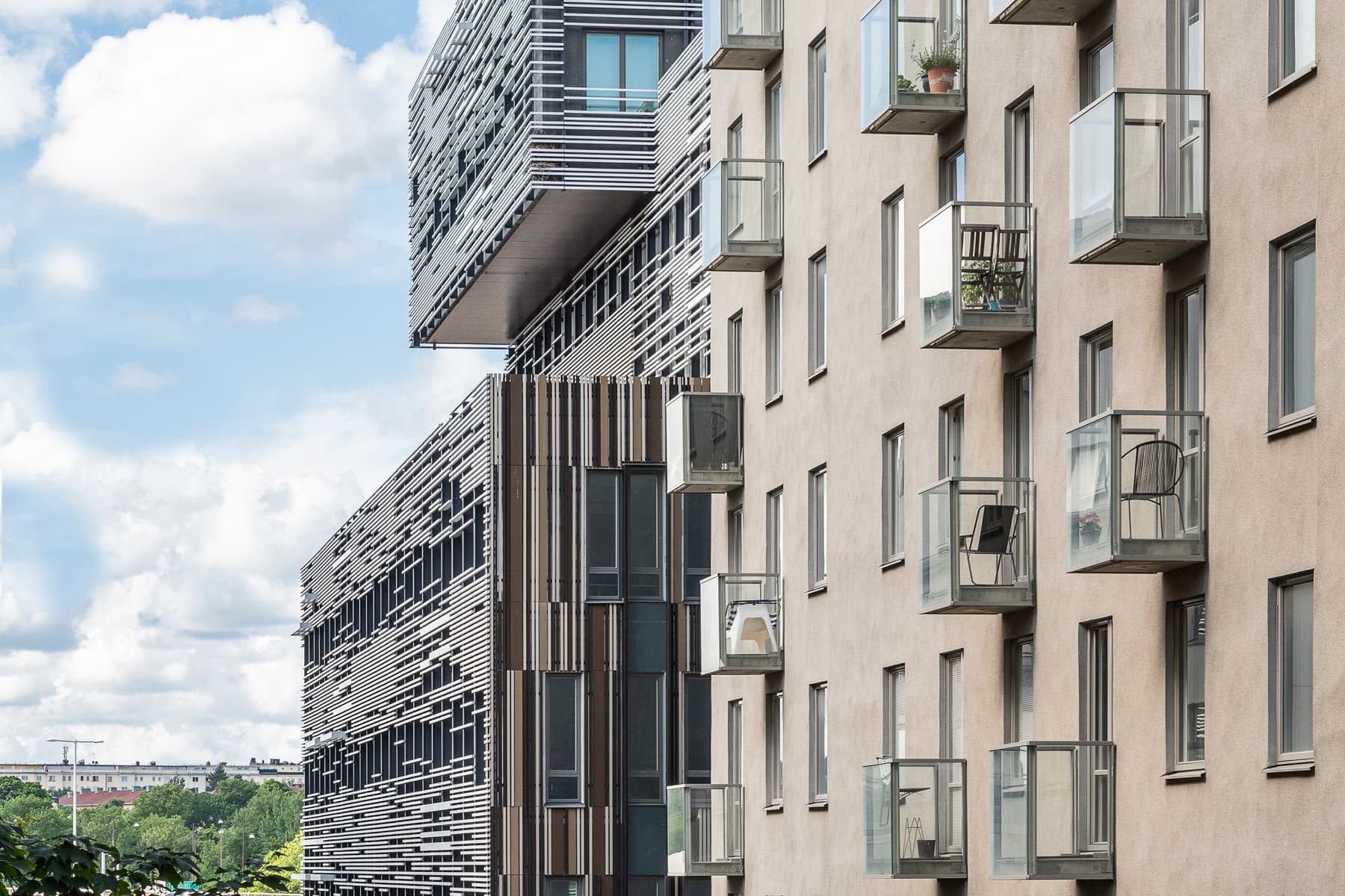 En mycket hög byggnad med balkonger på toppen av den.