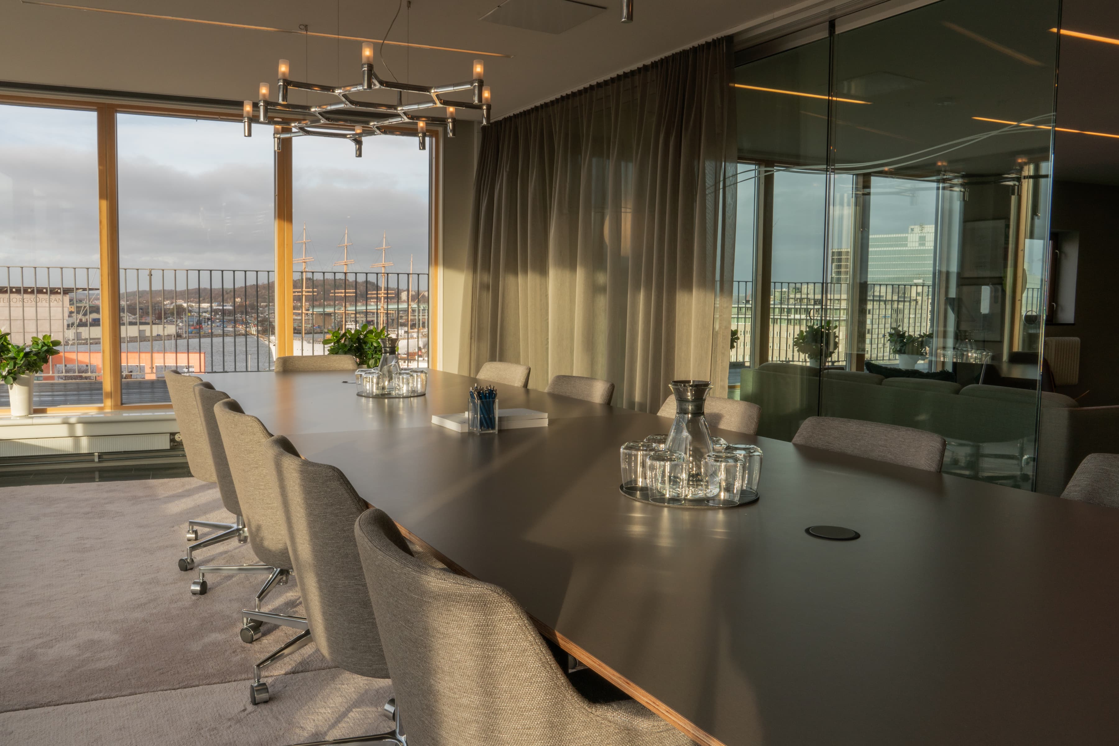 Ett konferensrum med utsikt över en stad.