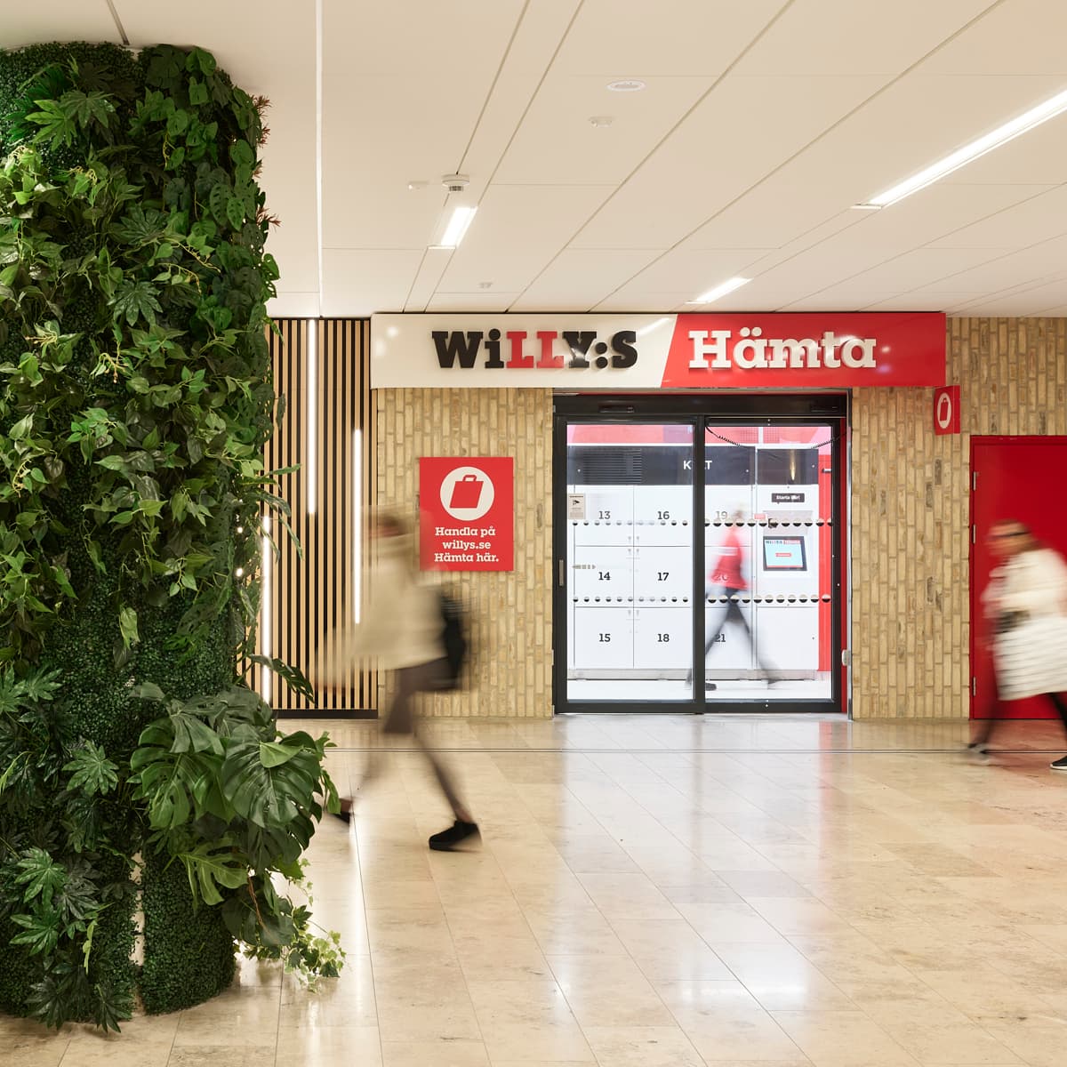 En hög grön växt i mitten av en lobby.