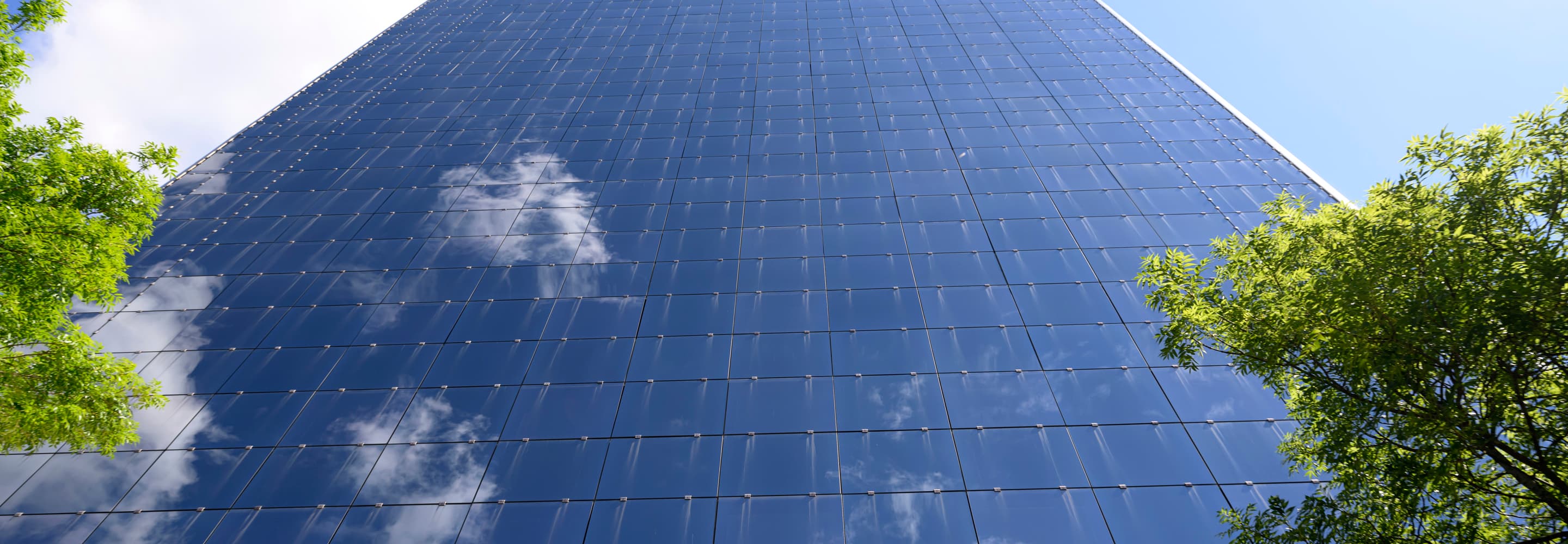 En mycket hög byggnad med himlen som bakgrund.