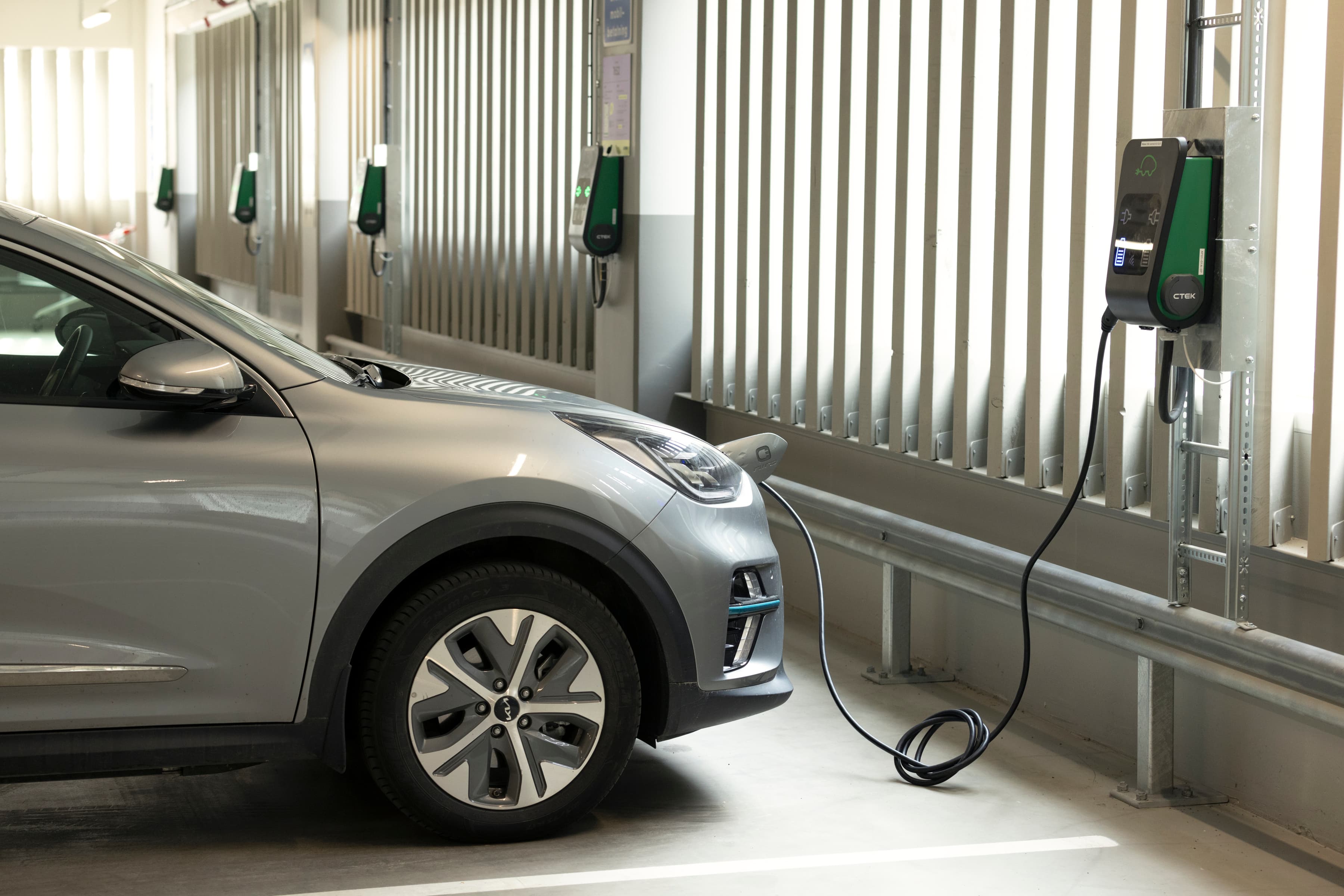 En bil som är ansluten till en laddningsstation.