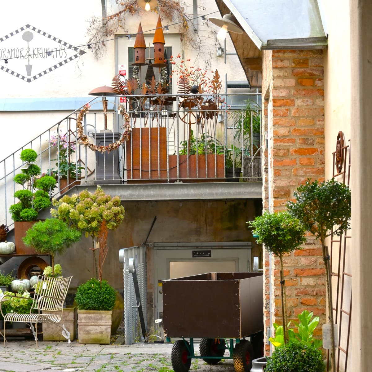 En uteplats med öppen spis och krukväxter.