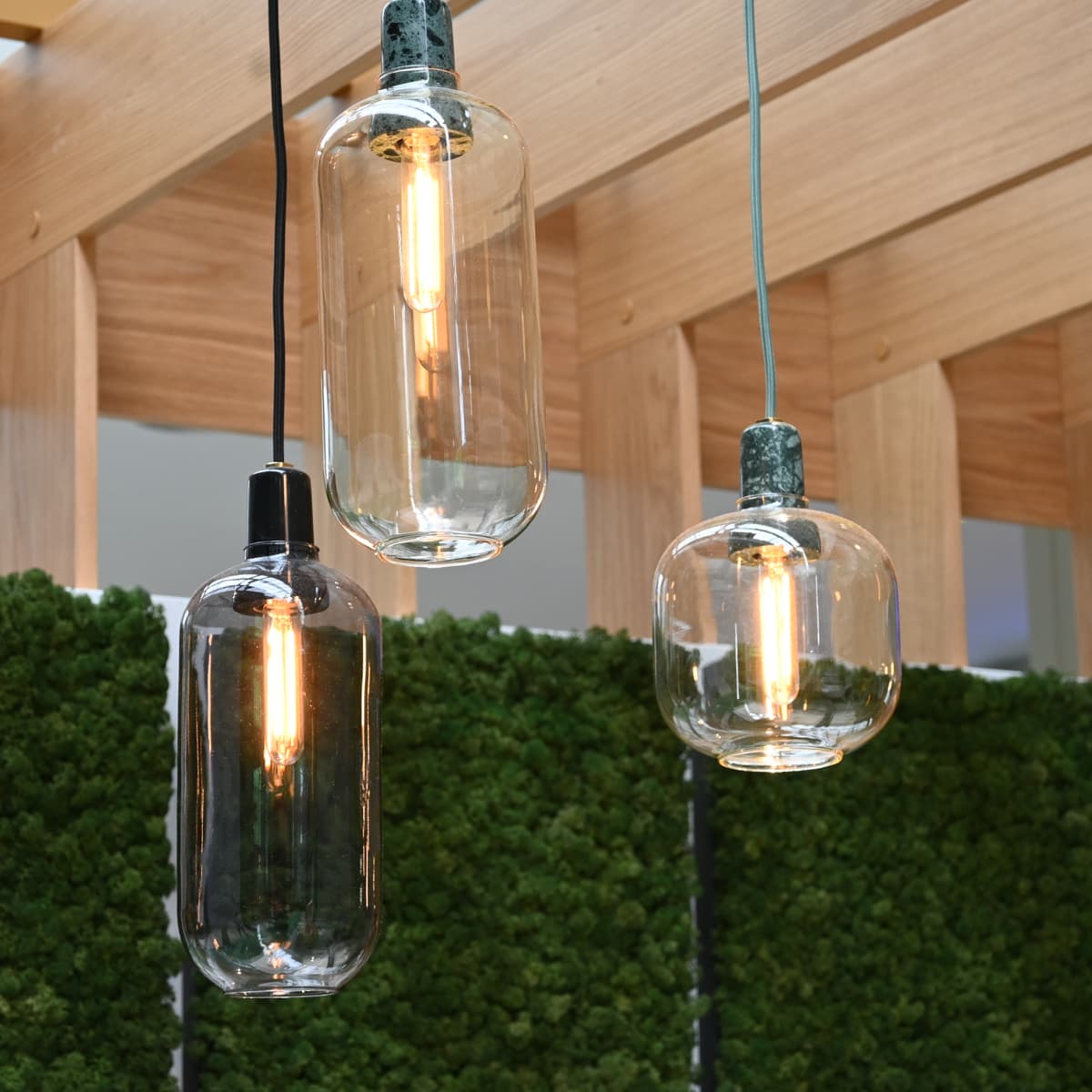 Några lampor som hänger från ett tak.