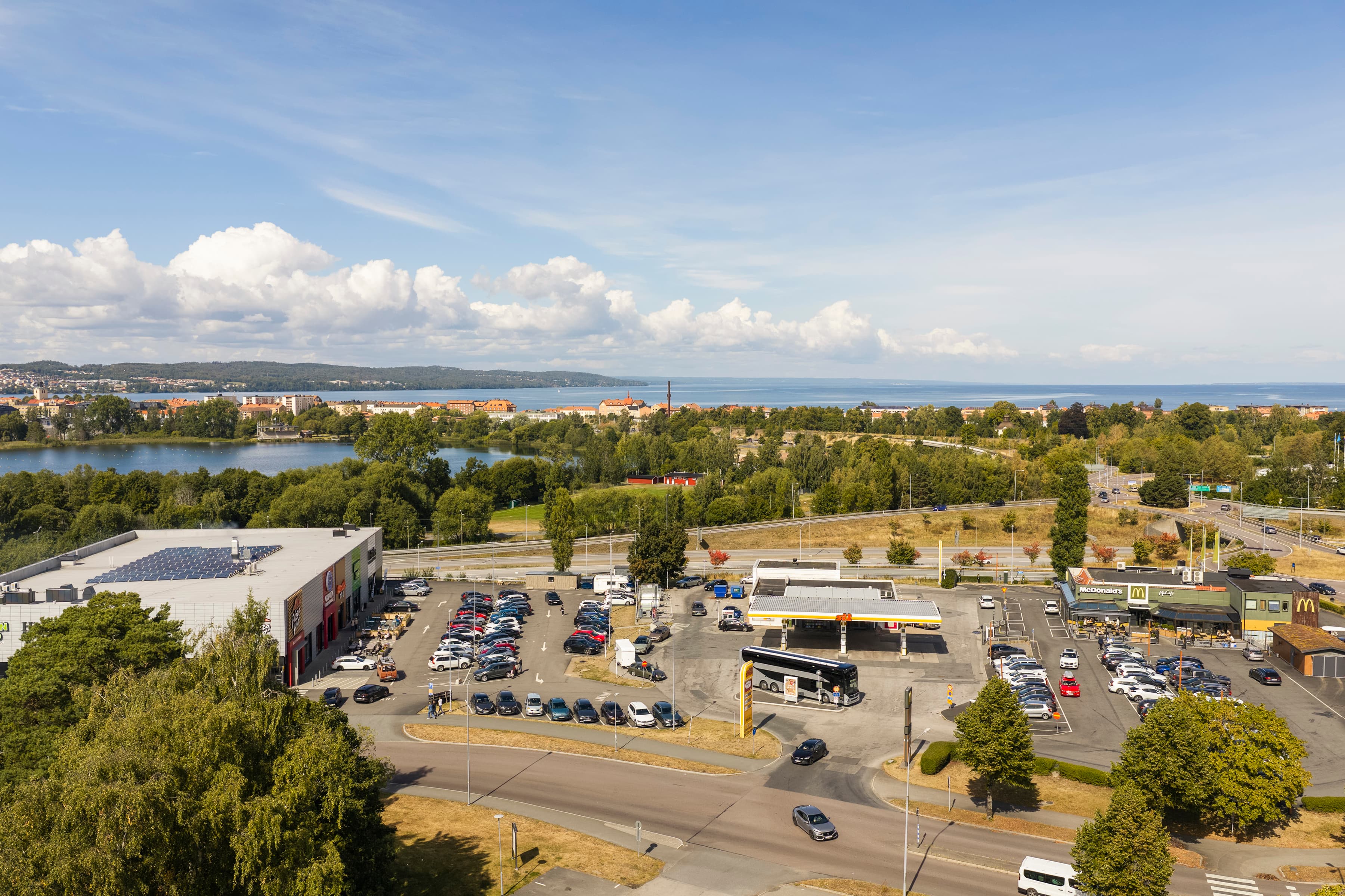 En flygbild av en parkeringsplats med en sjö i bakgrunden.