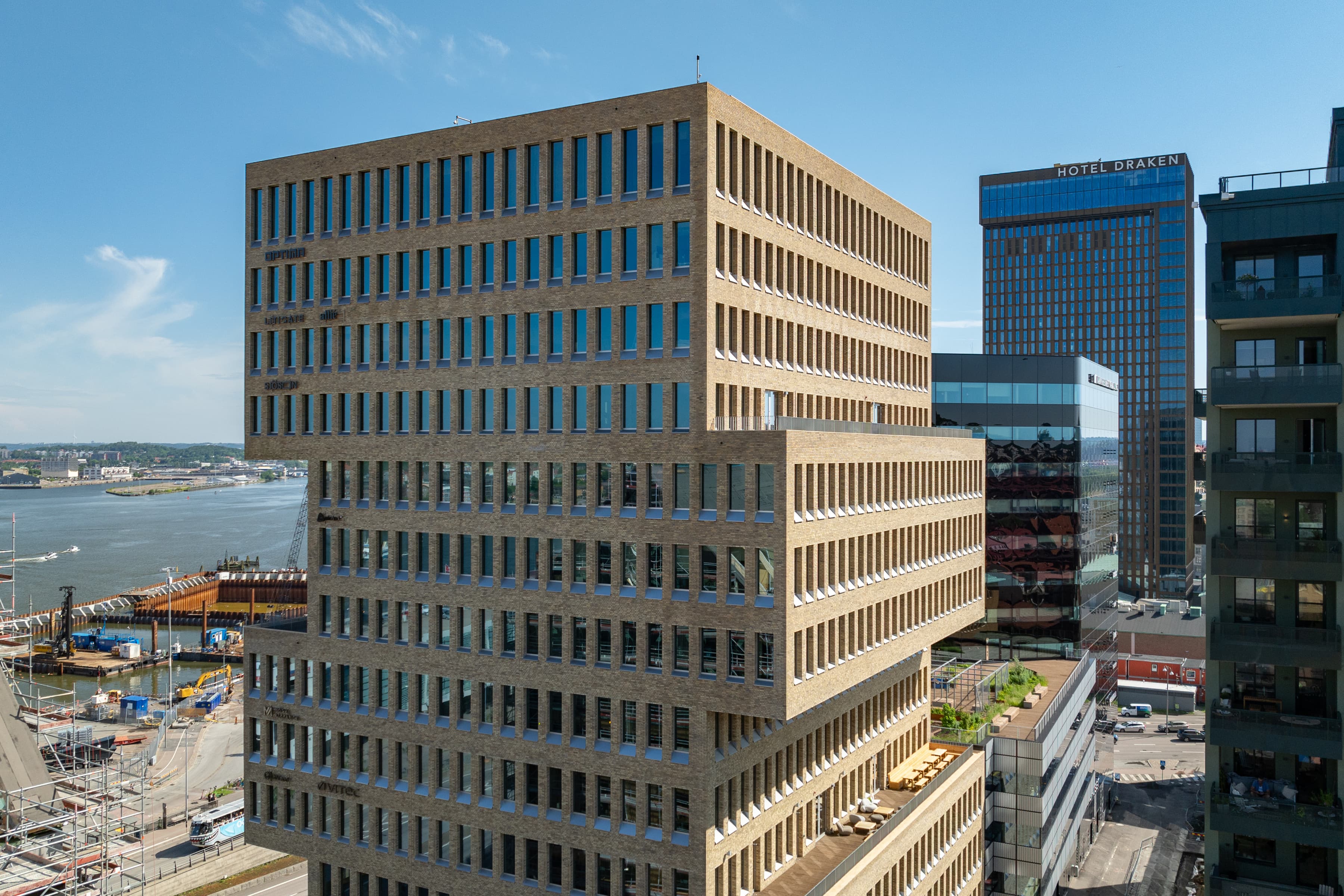 En mycket hög byggnad som ligger intill en stor vattensamling.