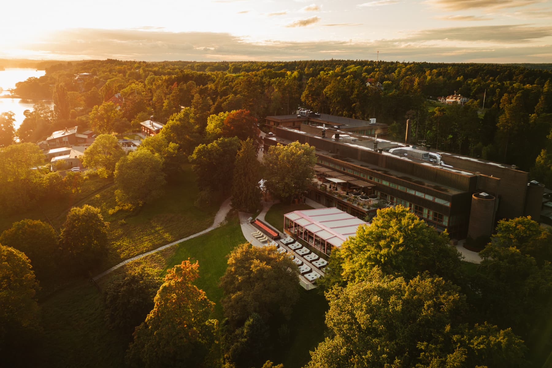 En flygbild av en byggnad omgiven av träd.