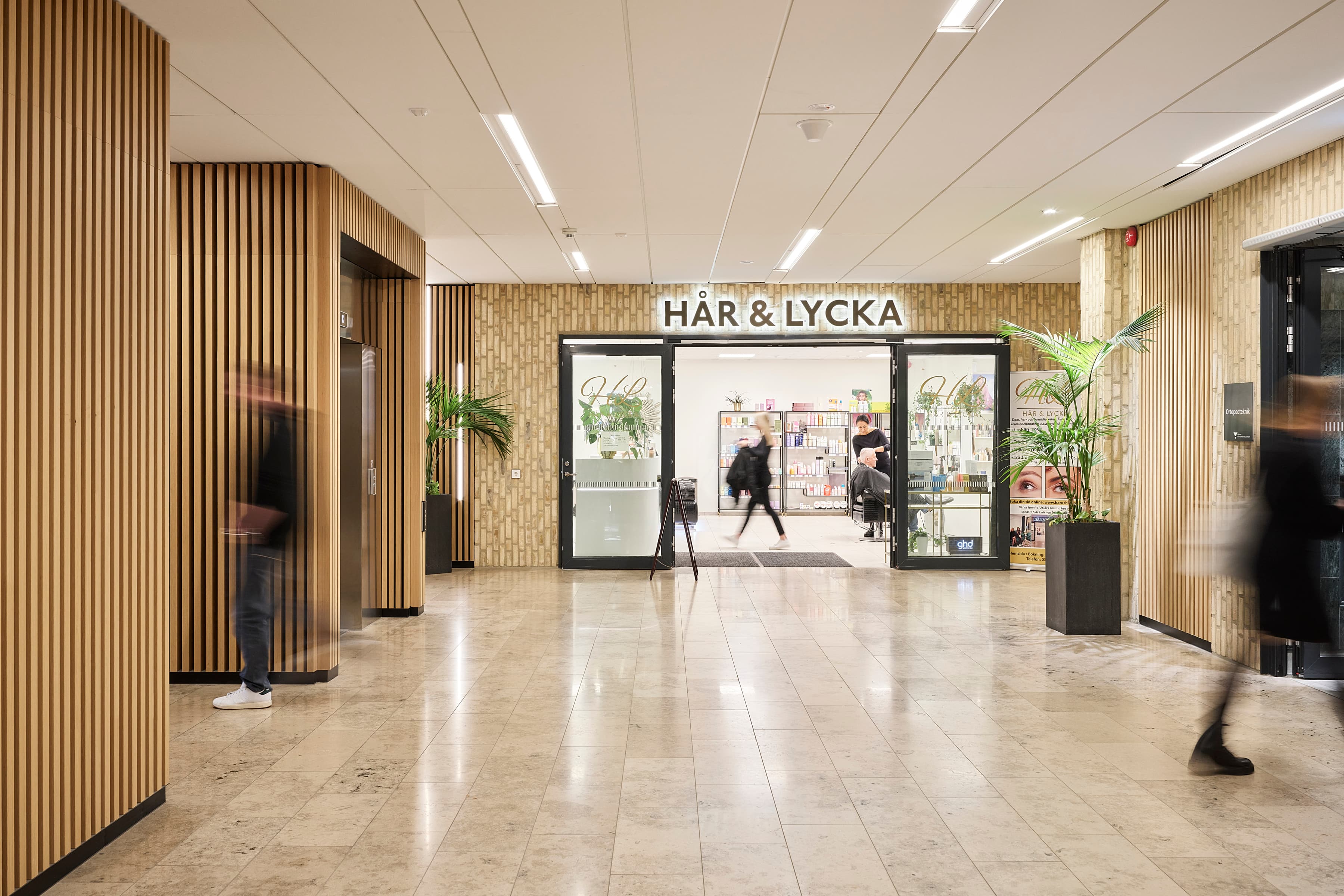 Människor som går in och ut ur en butik.