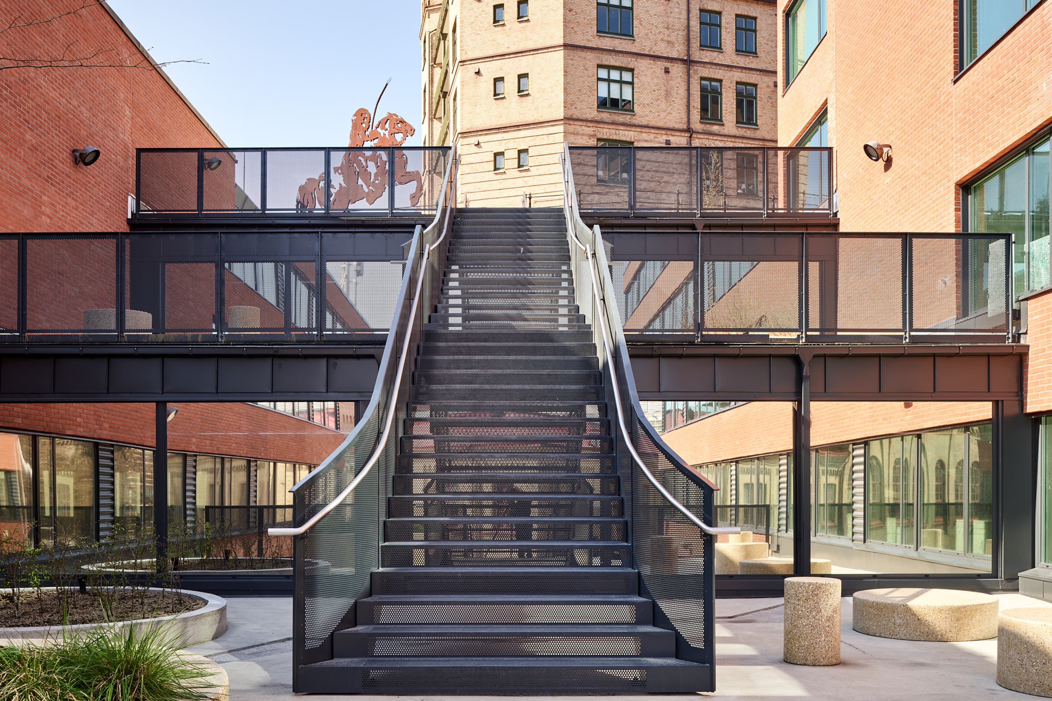 En trappa som leder upp till en byggnad.