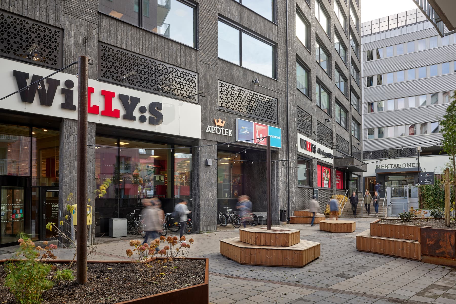 En grupp människor som går runt i ett köpcentrum.