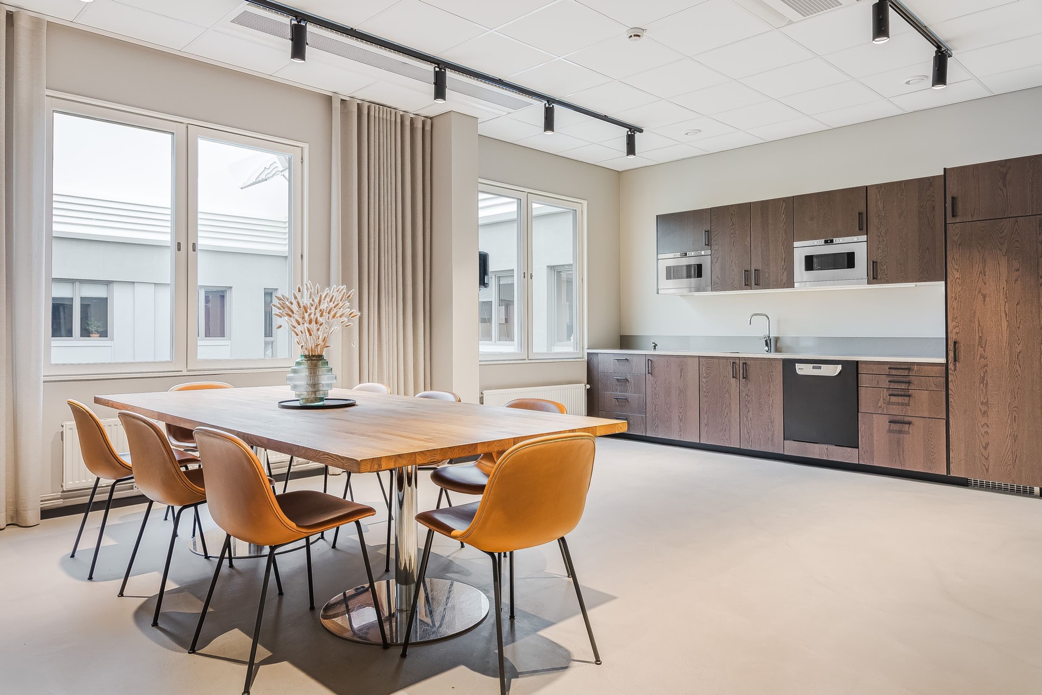 En matsal med bord och stolar.