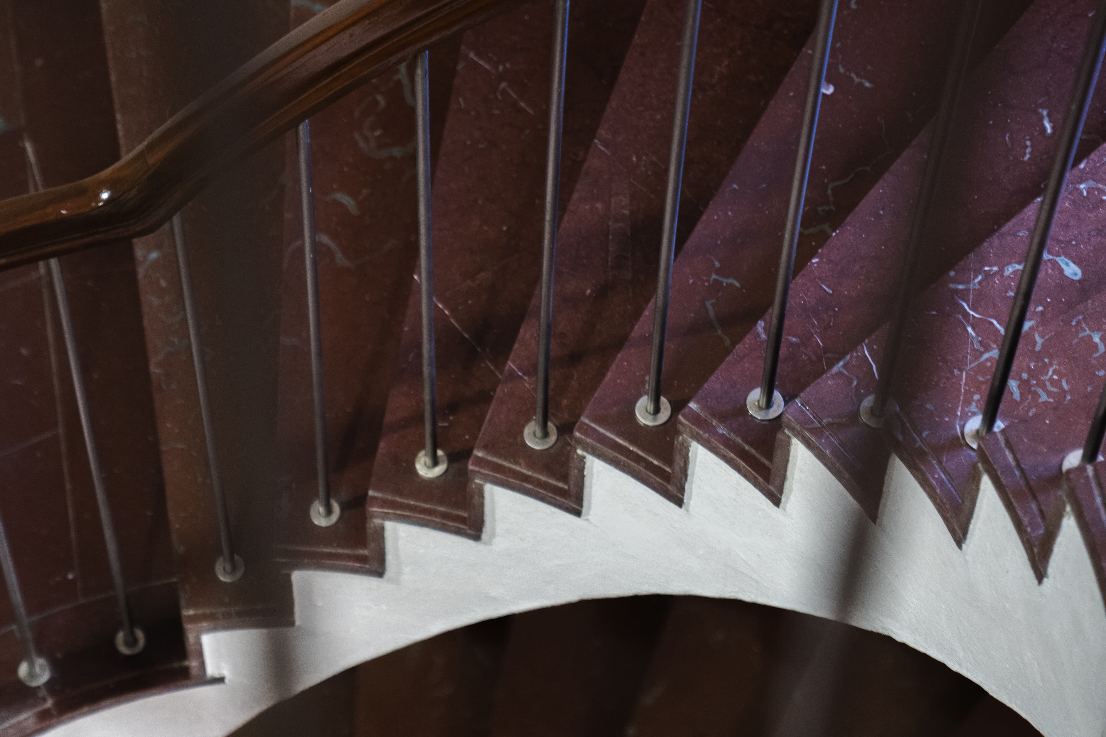 En närbild av ett räcke i en spiraltrappa.