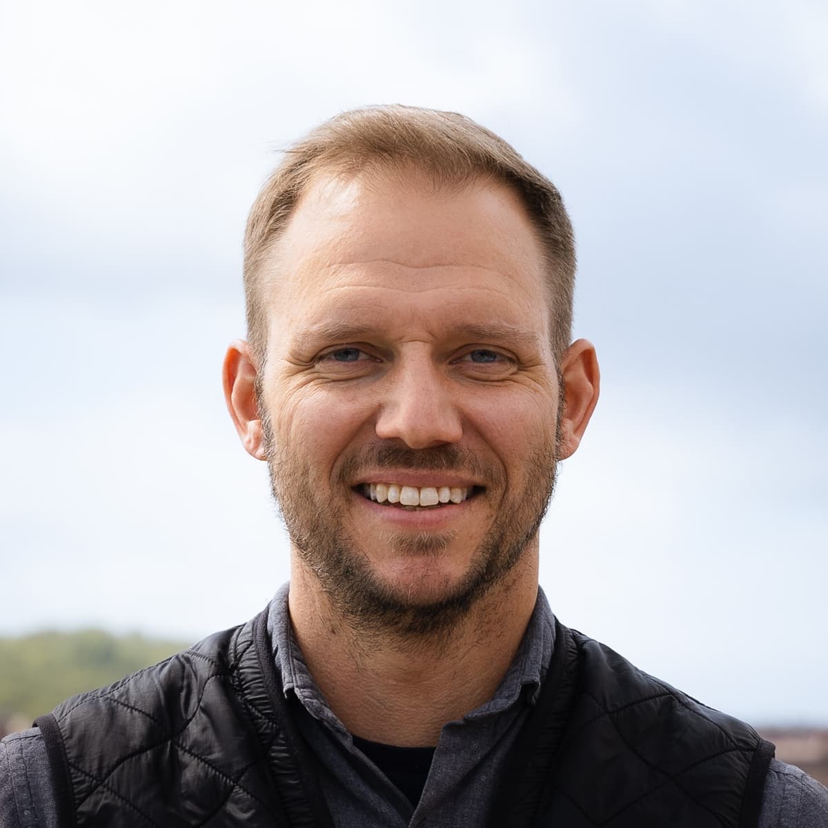 En man står på toppen av ett tak.