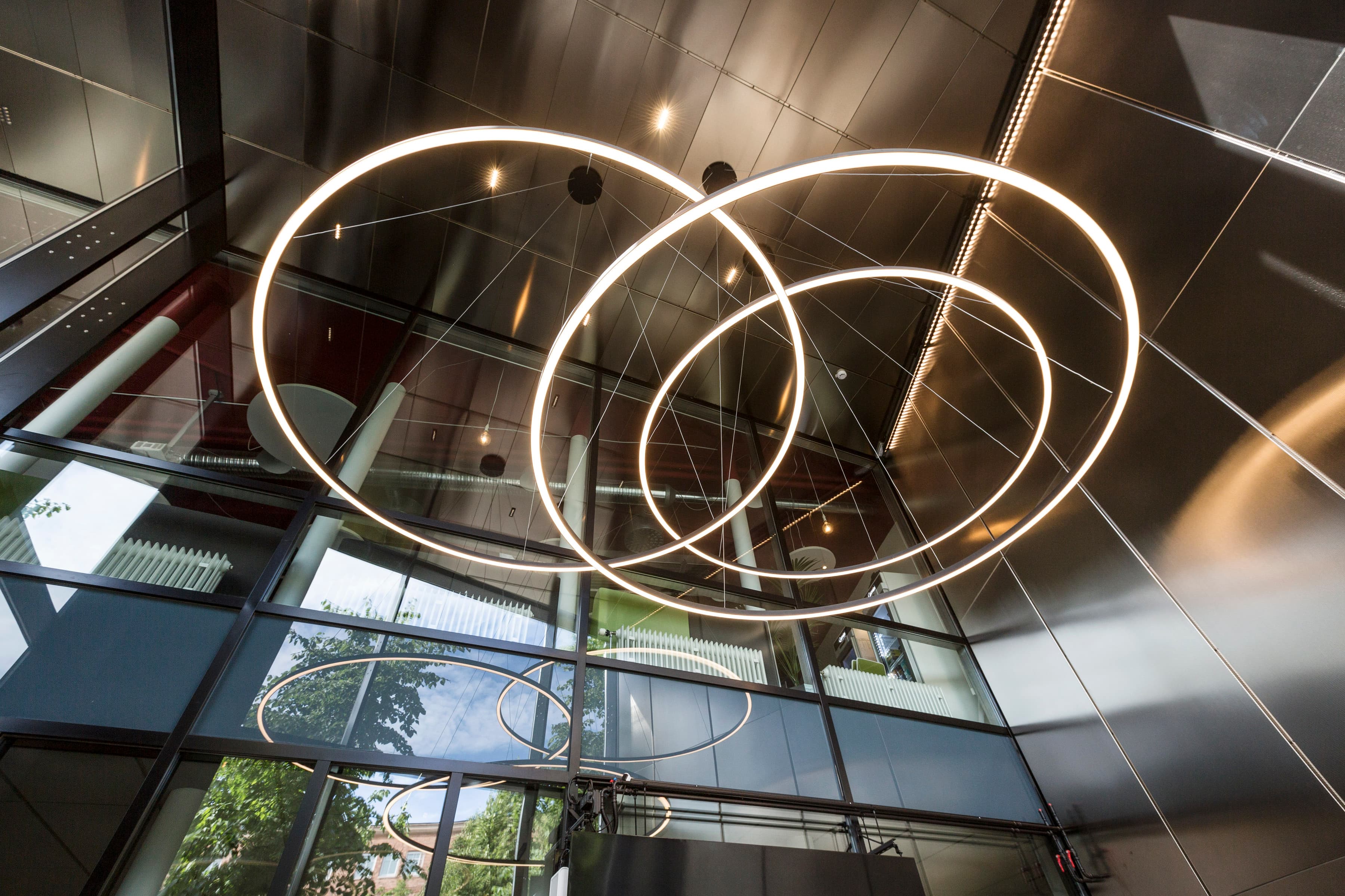 En cirkelformad lampa som hänger från taket i en byggnad.