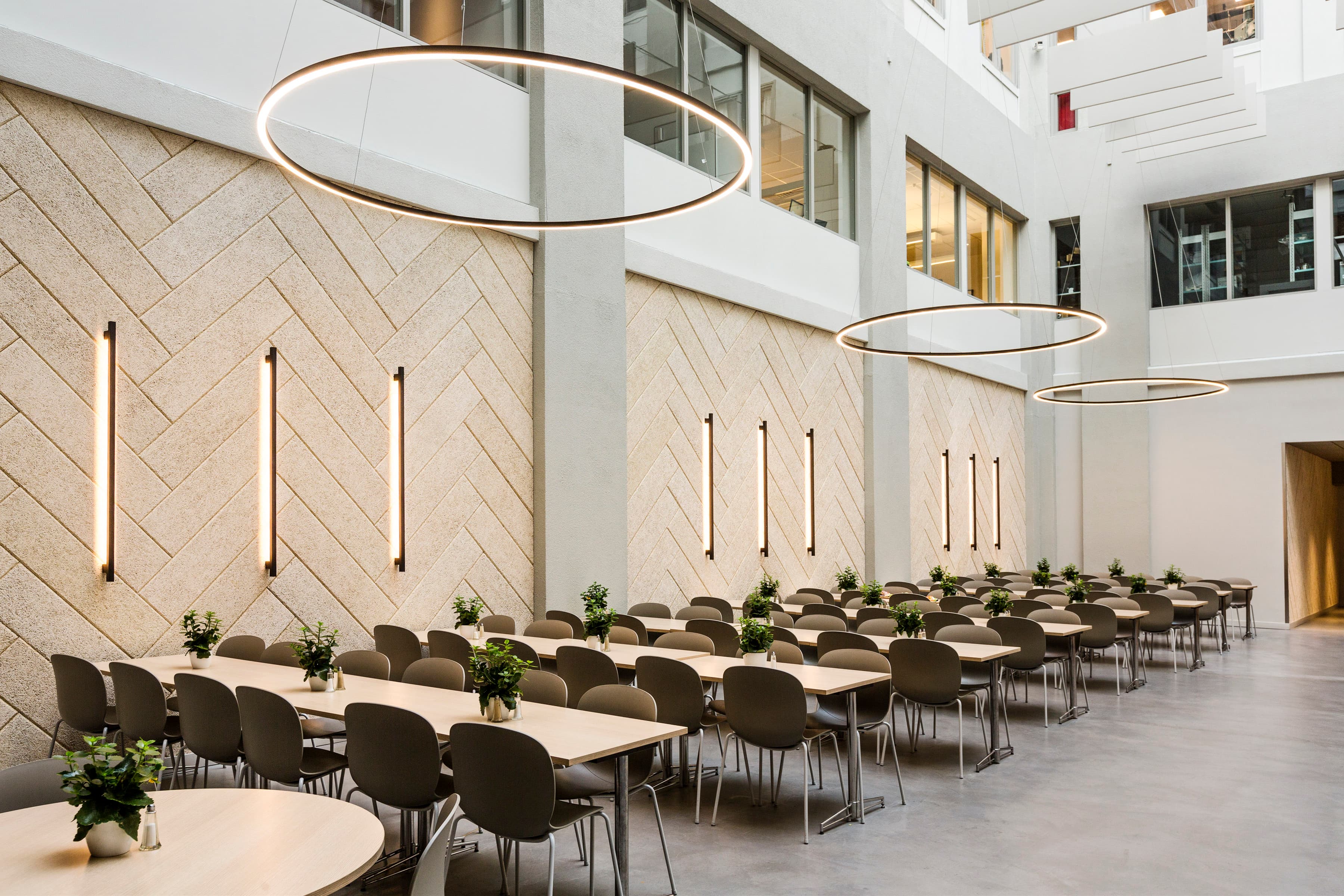 En matsal med bord och stolar.