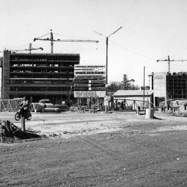 Ett svartvitt foto av en byggarbetsplats.