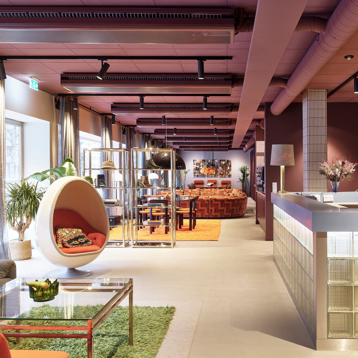 Ett vardagsrum fyllt med möbler och många fönster.