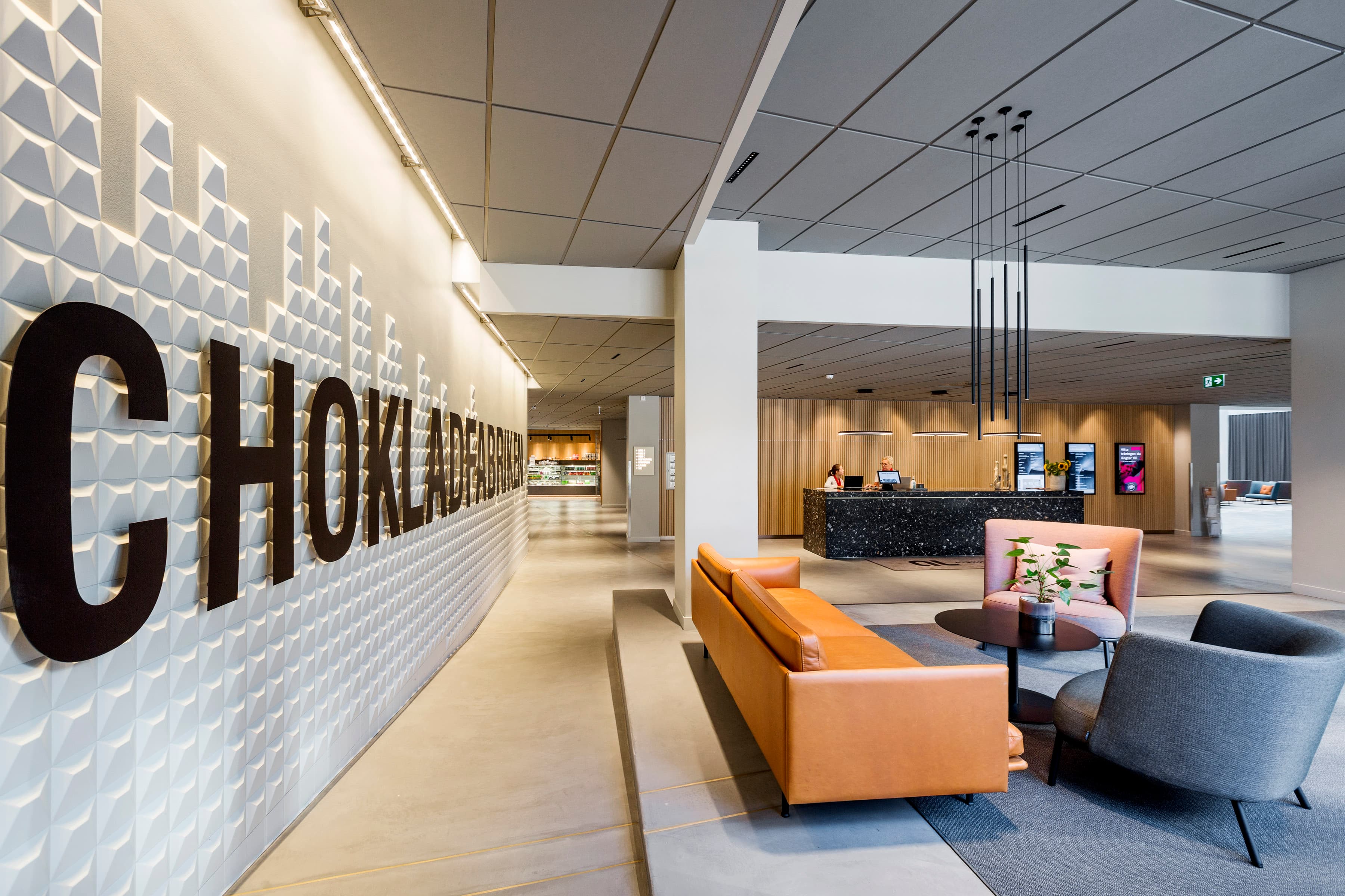 Lobbyn i en modern kontorsbyggnad.