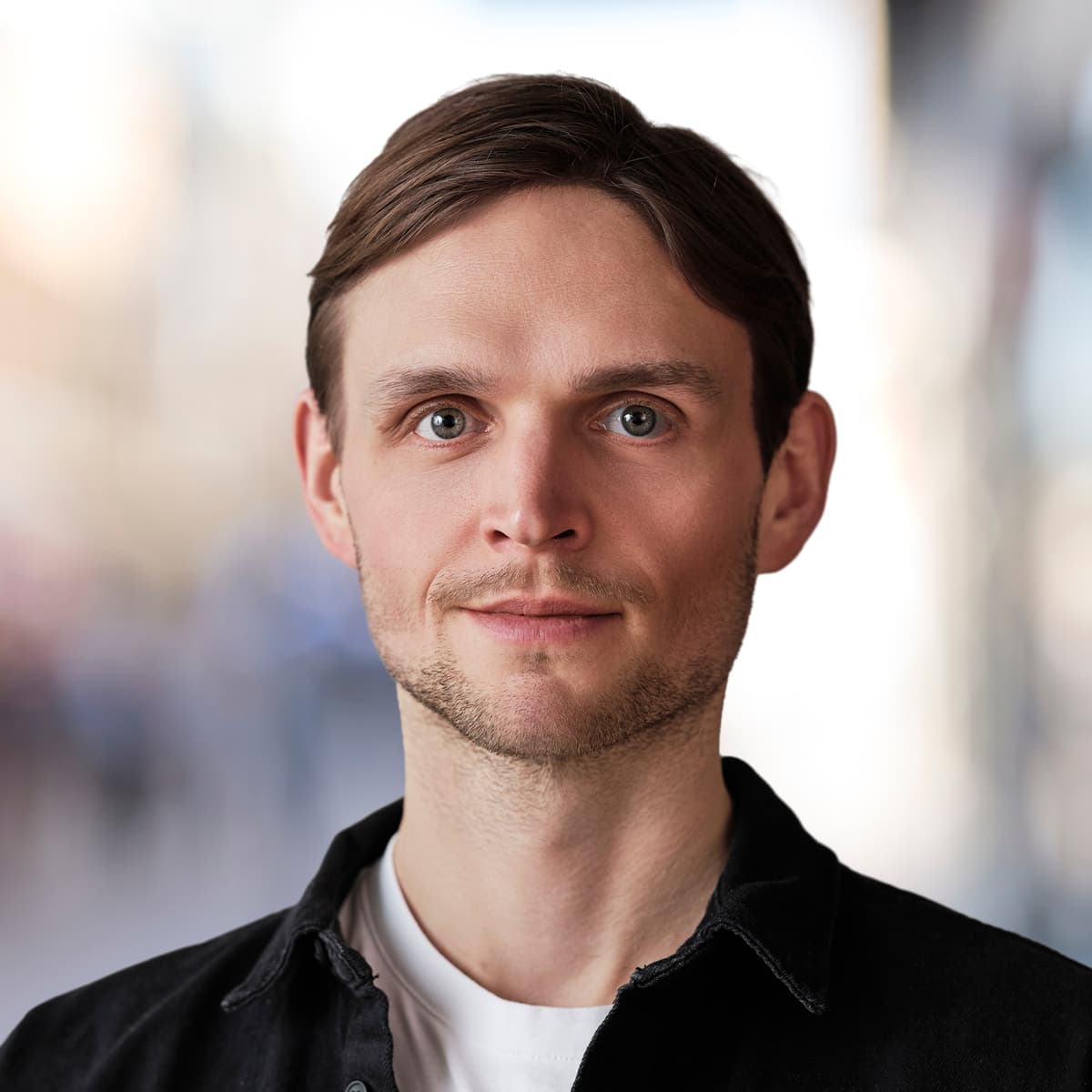 En man står framför en byggnad.