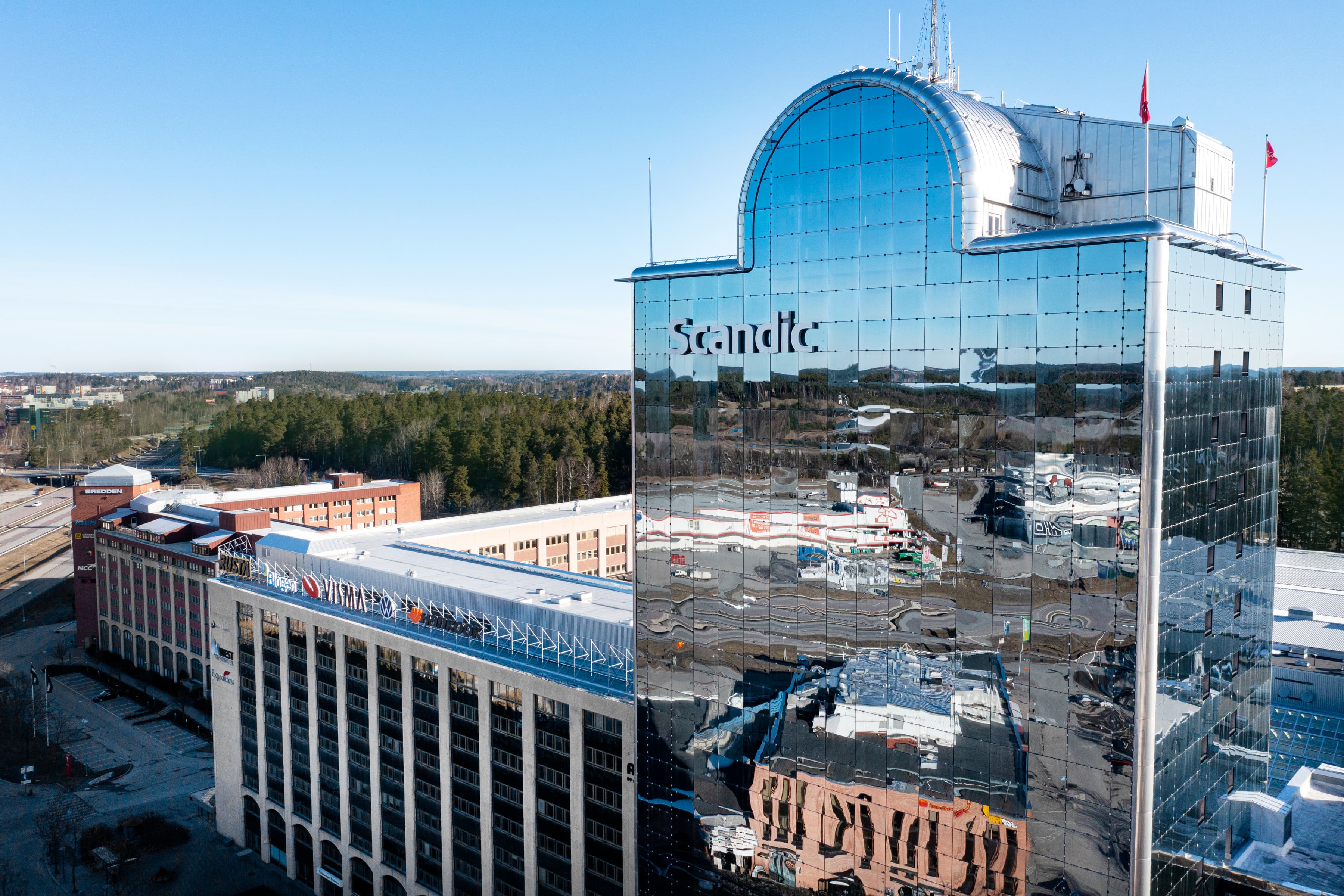En stor byggnad med en stor glasbyggnad på.