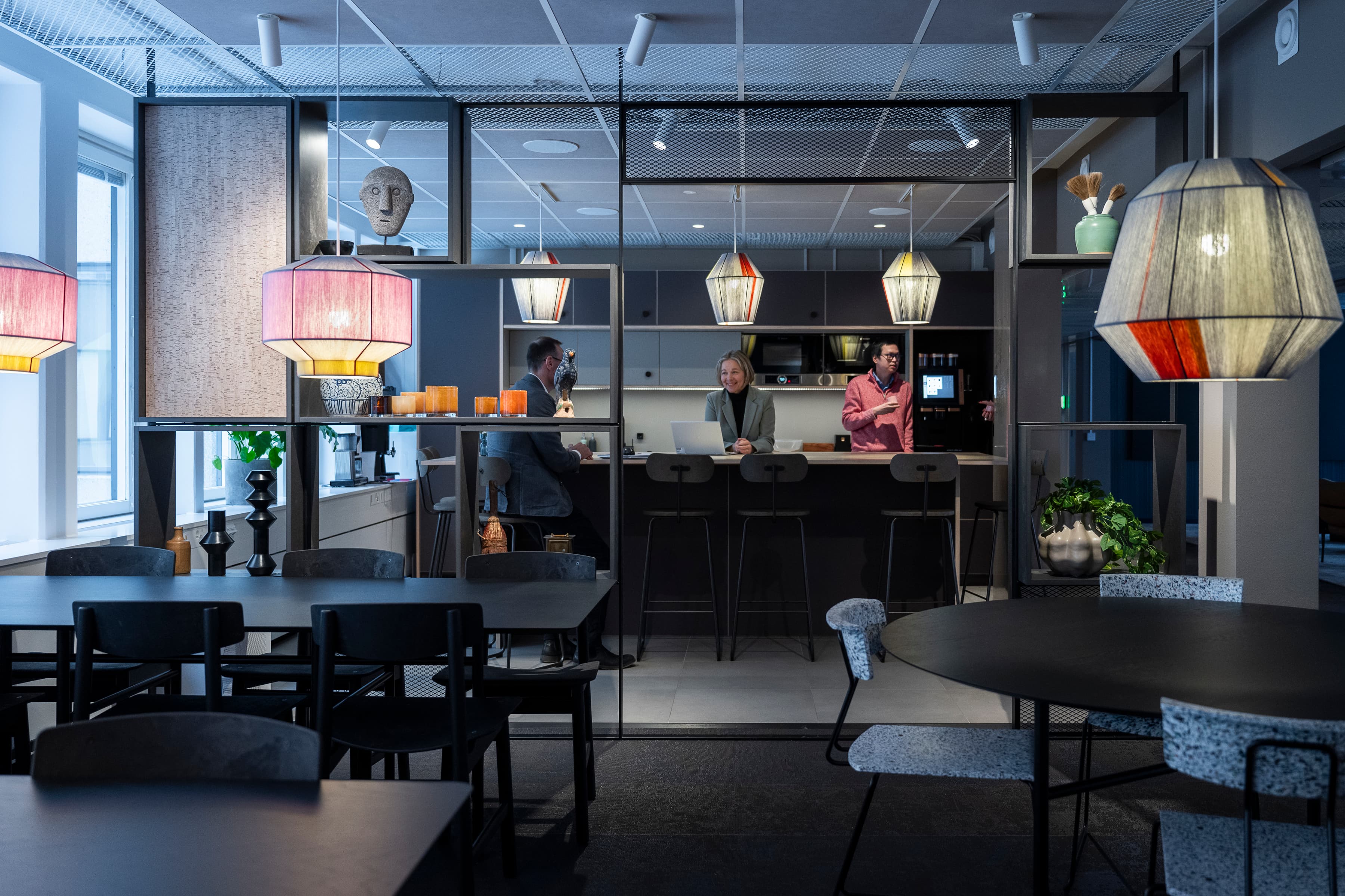 Några personer som sitter vid ett bord i ett rum.