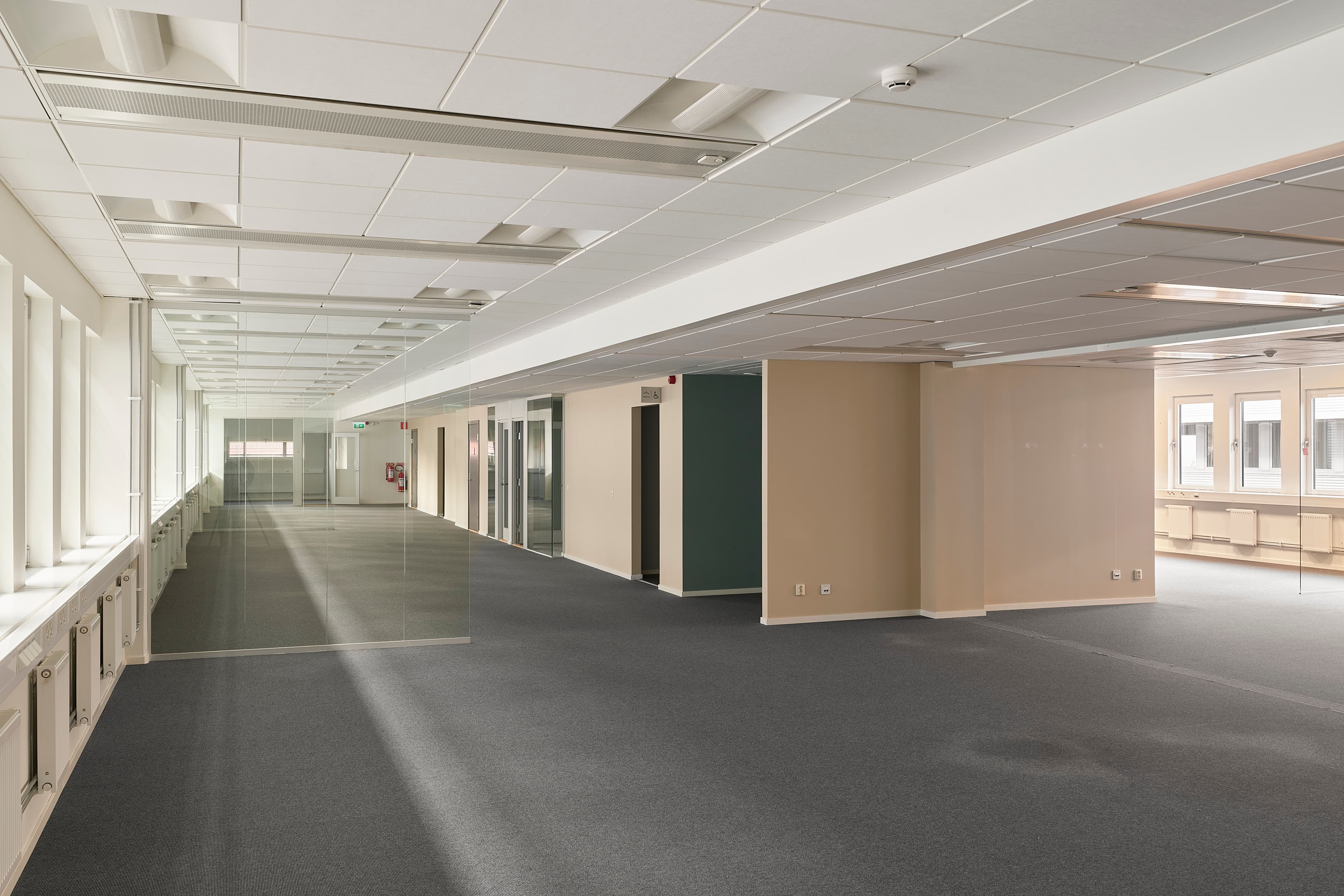 En tom, ljus kontorslokal.