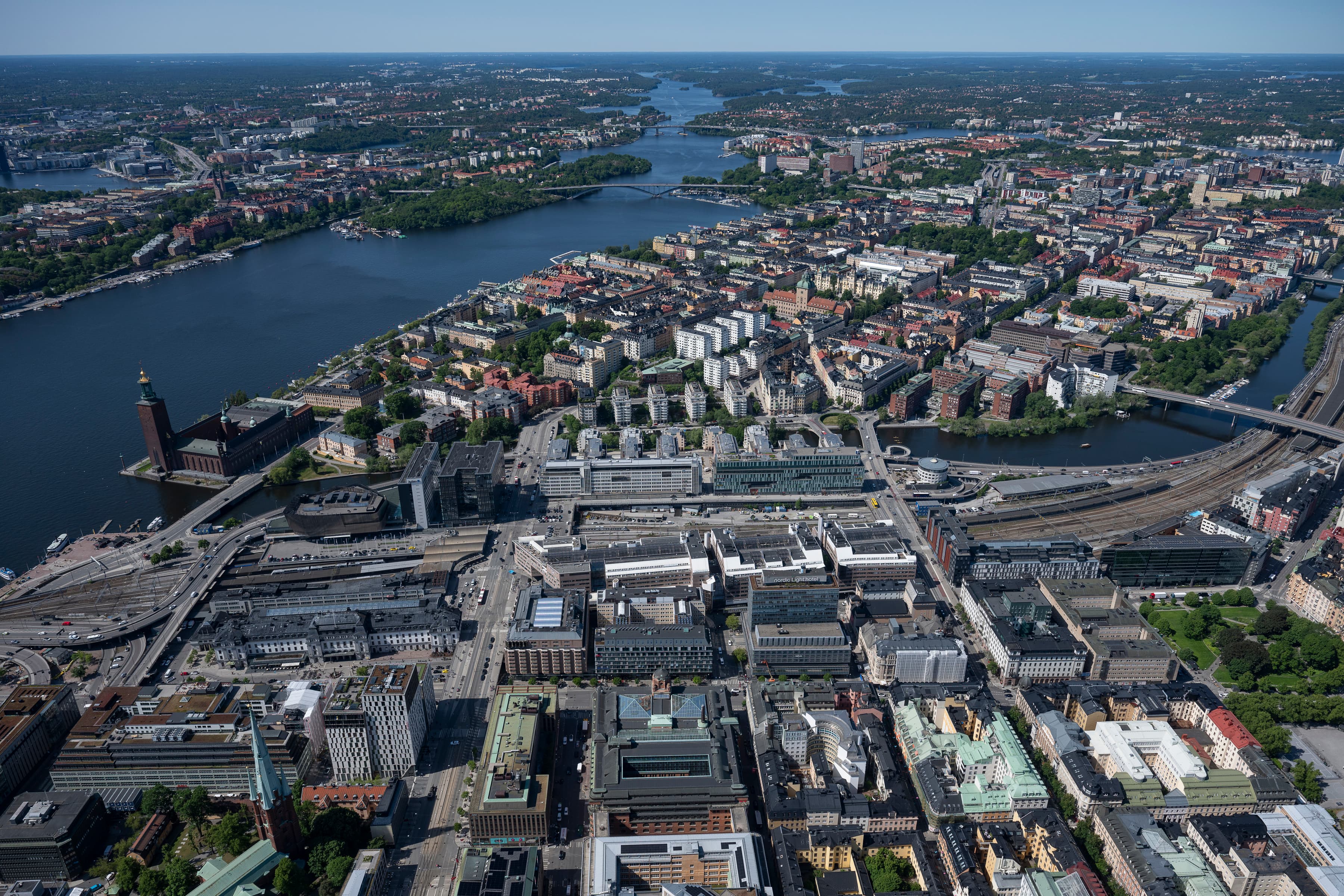En flygbild av en stad med en flod som rinner genom den.
