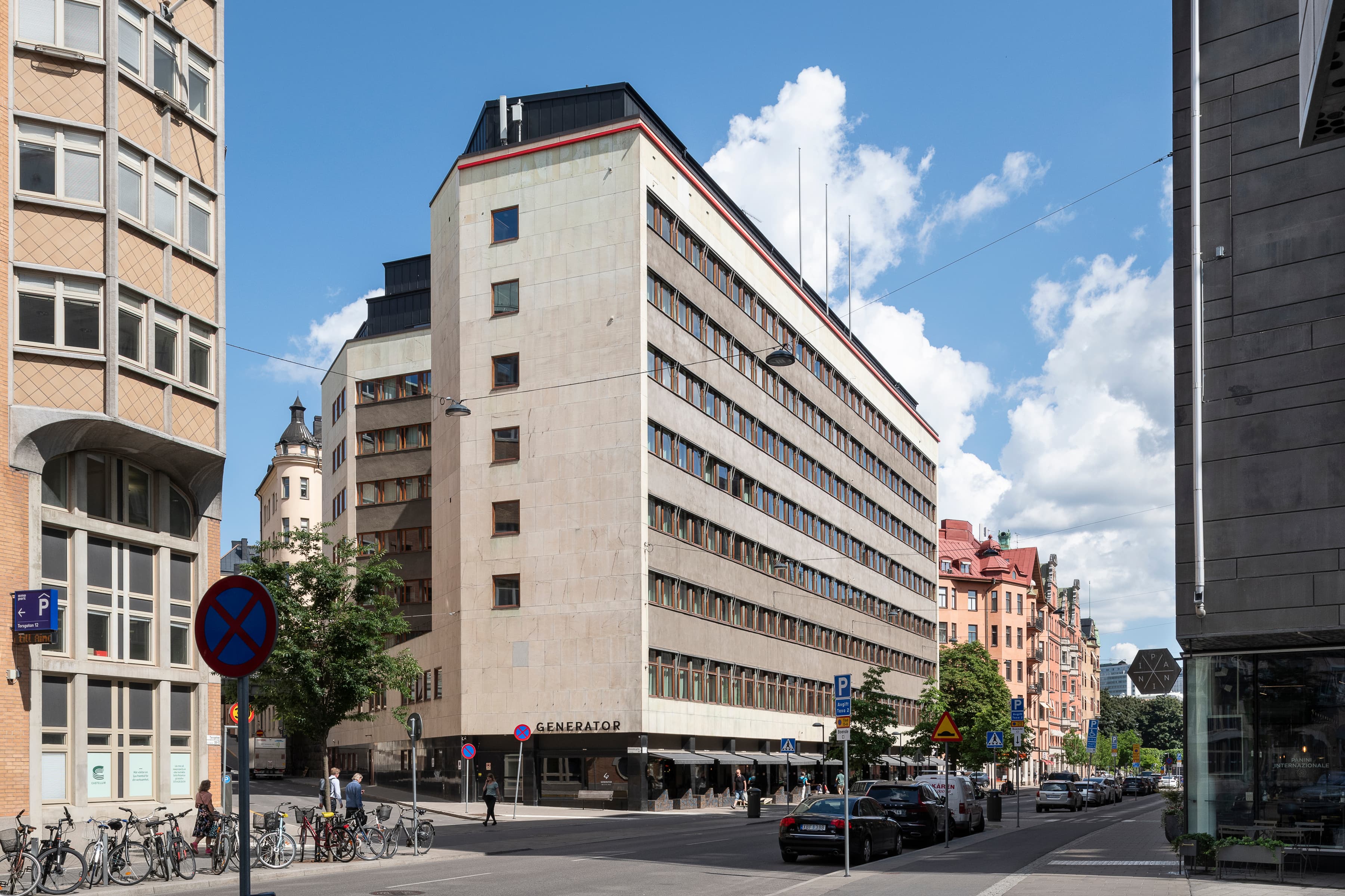 En stadsgata fylld med massor av höga byggnader.