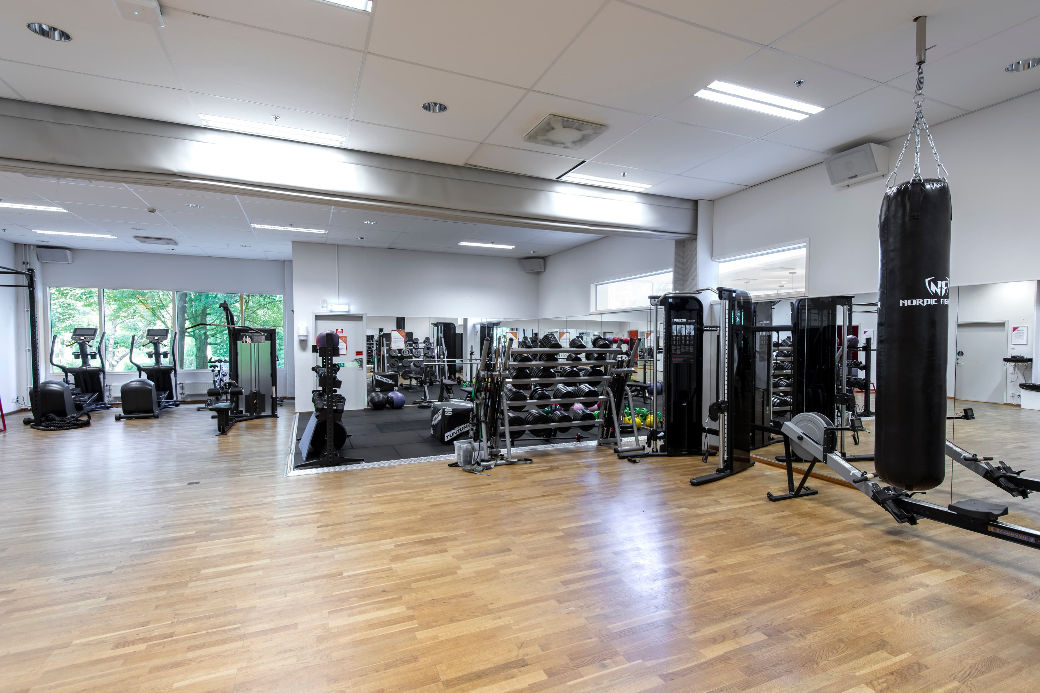 Ett gym med mycket träningsutrustning.