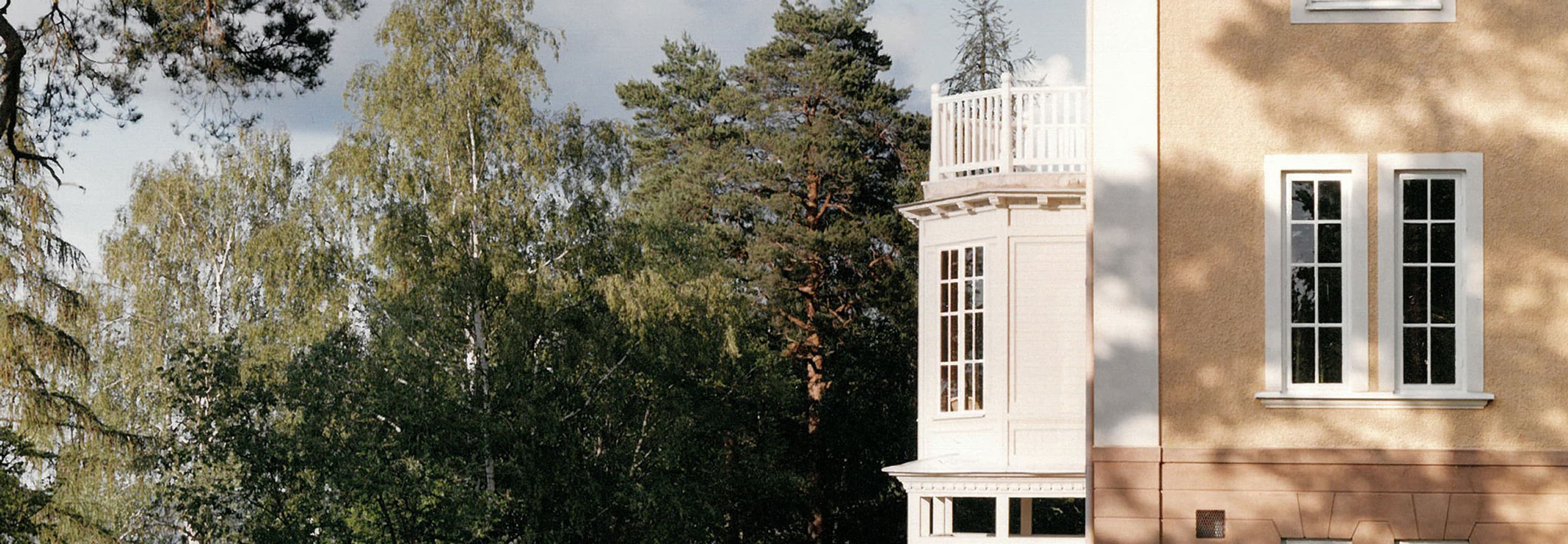 En hög byggnad med en klocka på framsidan.