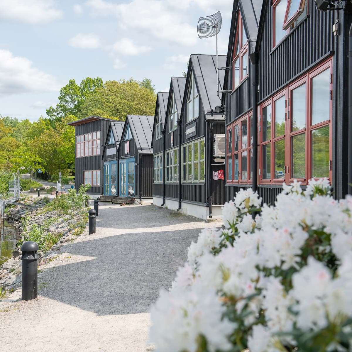 En rad med hus intill ett vattendrag.