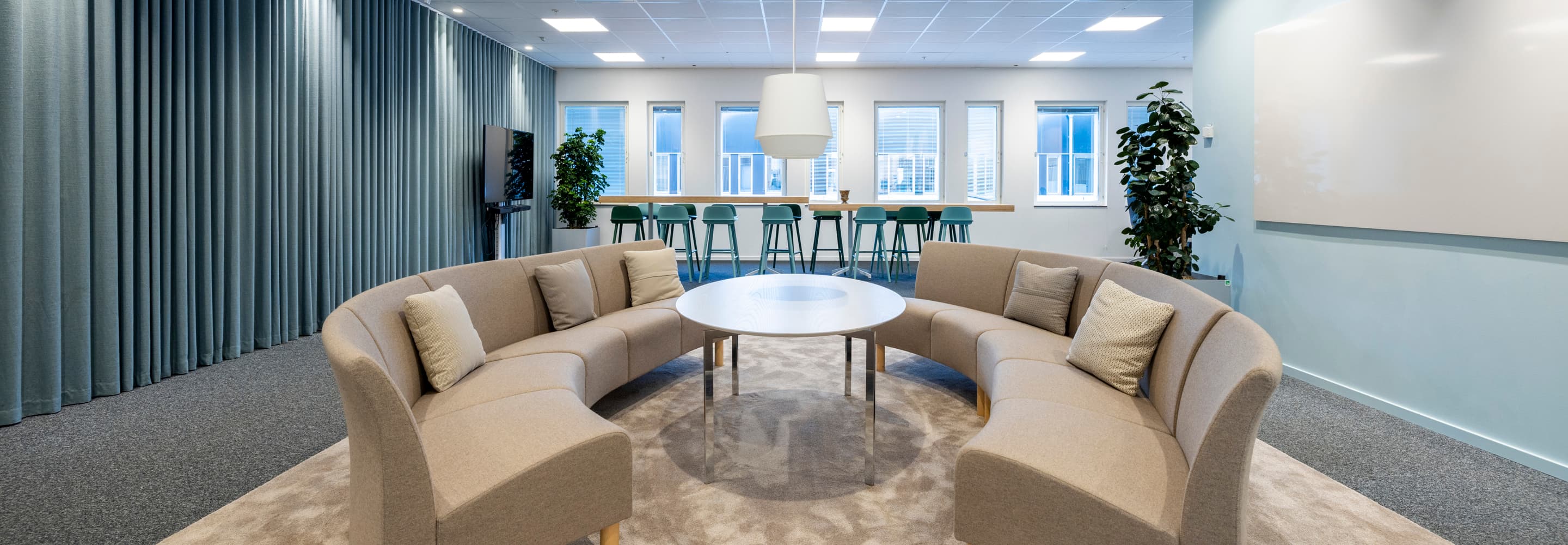 Ett rum med en soffa, stolar och ett bord.