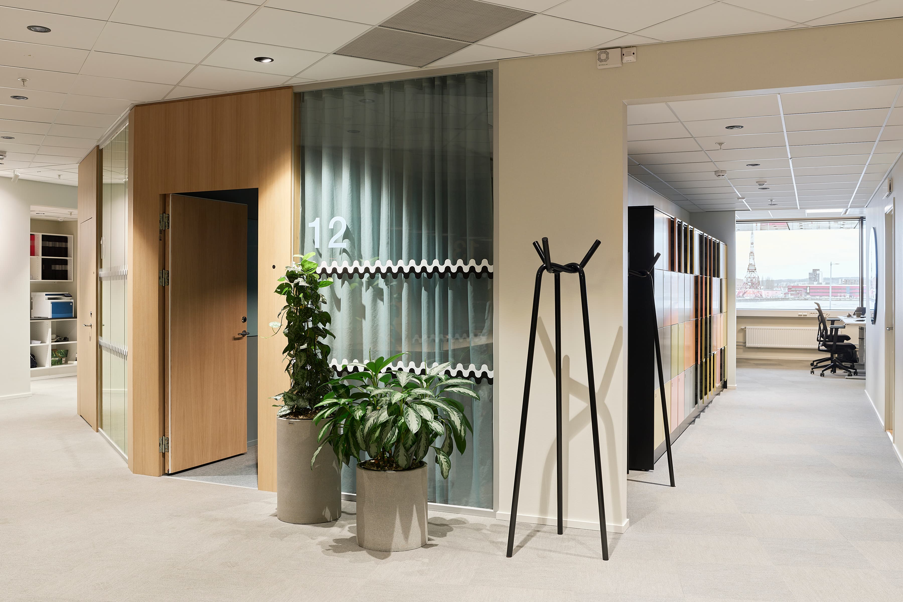 Ett rum med en krukväxt i.